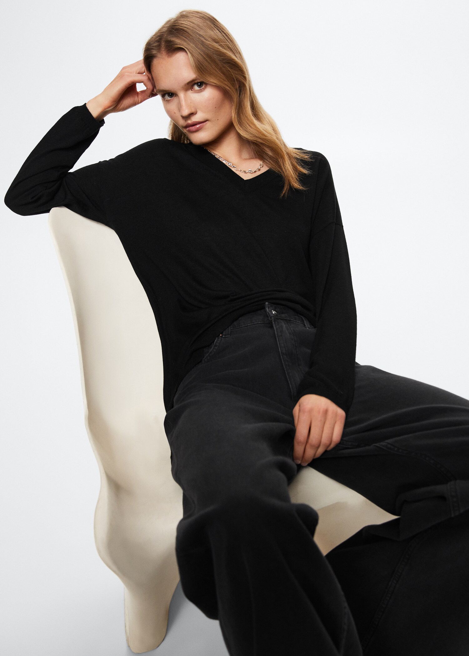 V-neck knit sweater - Details of the article 2