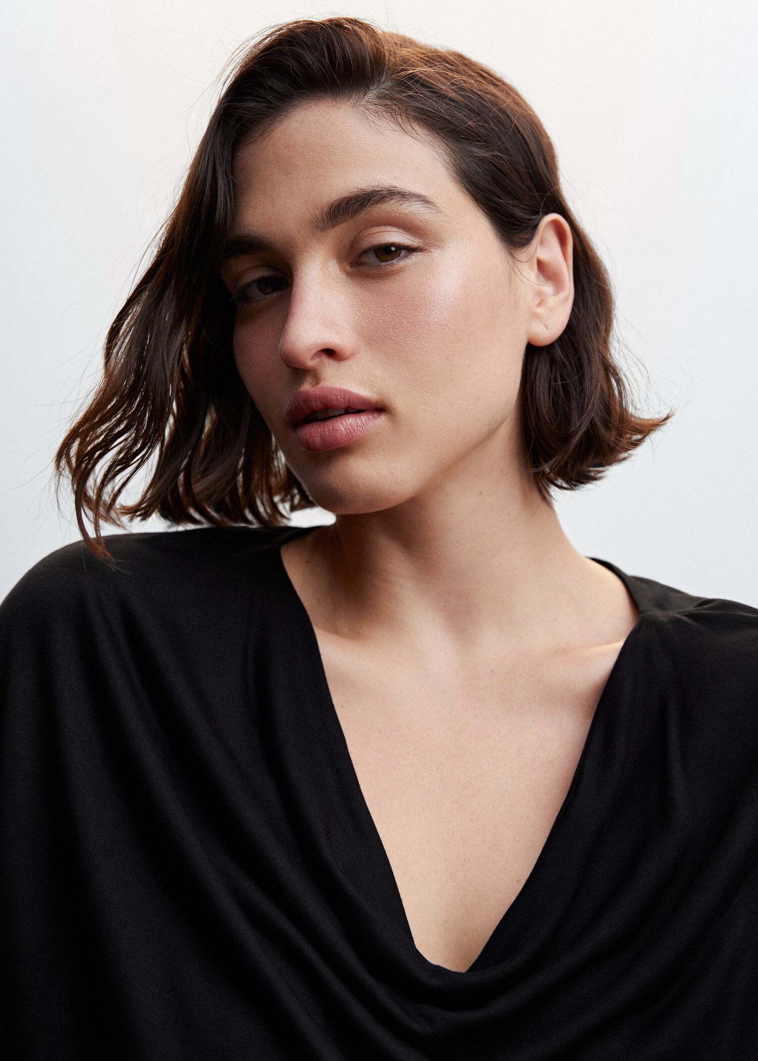 Detail neck T-shirt - Details of the article 4