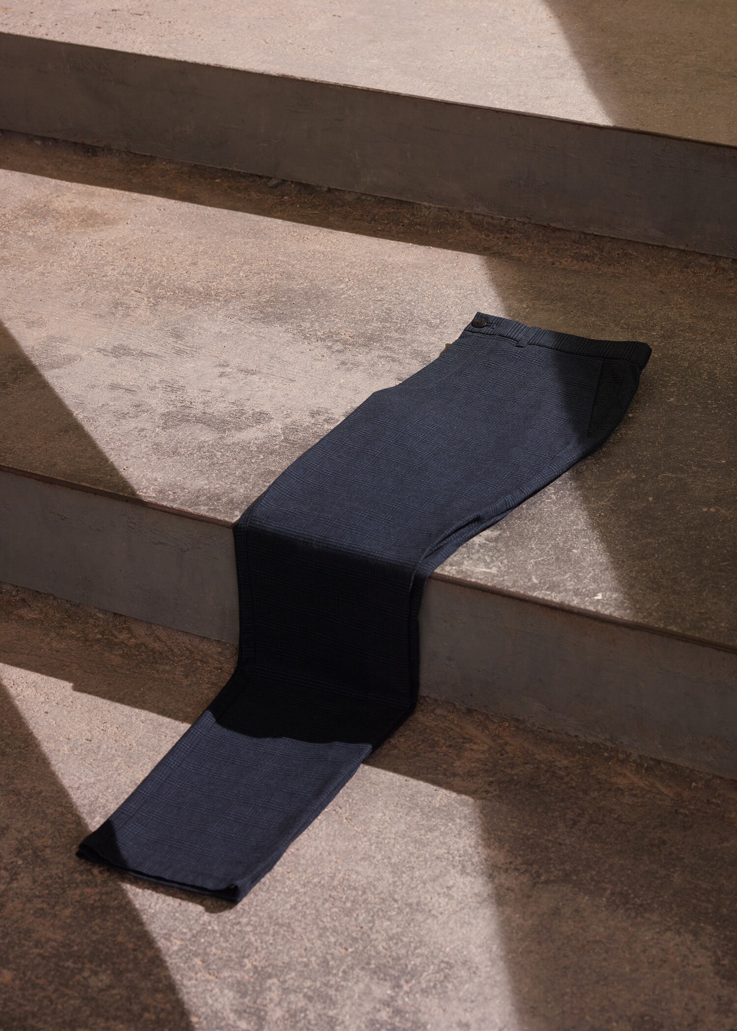 Calças slim fit de algodão aos quadrados - Pormenor do artigo 7