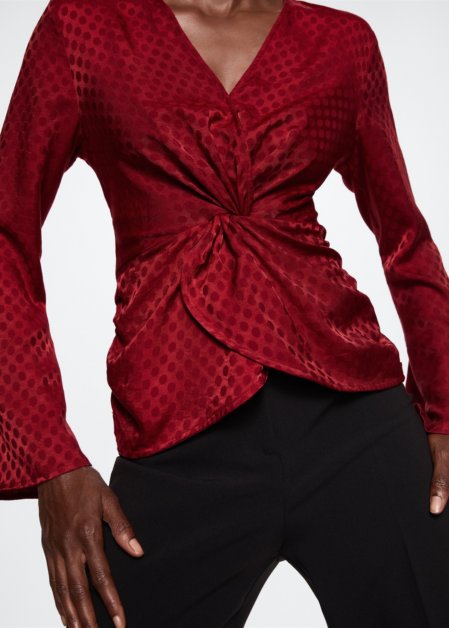 Satinierte Bluse mit Knoten - Detail des Artikels 2