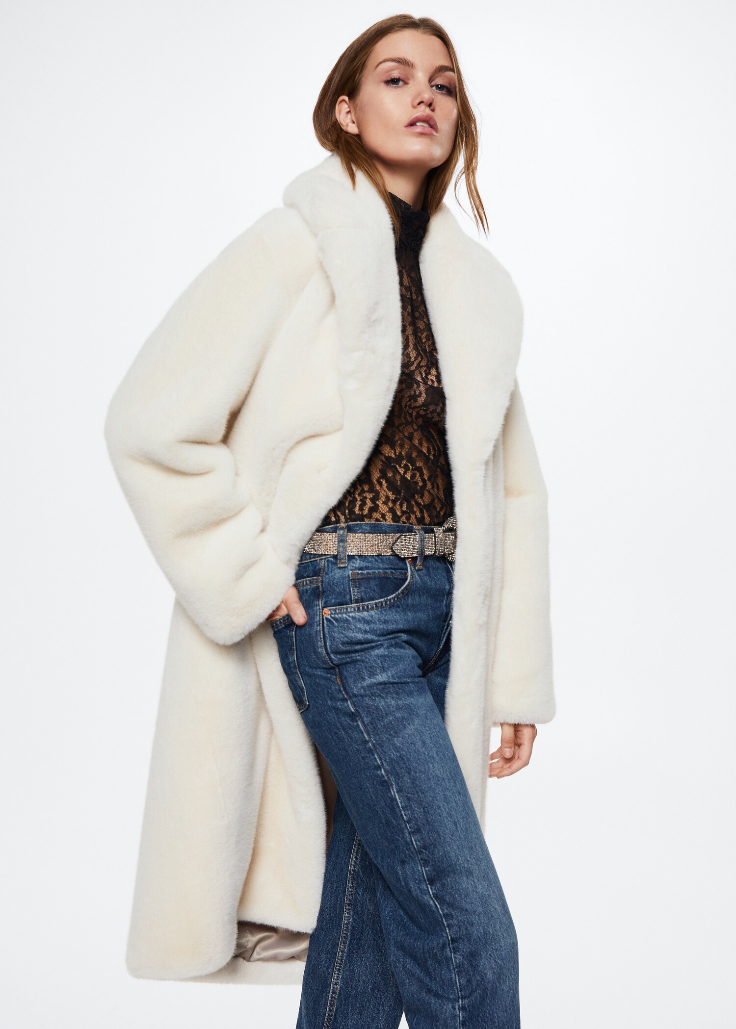 Manteau oversize en fausse fourrure - Plan moyen