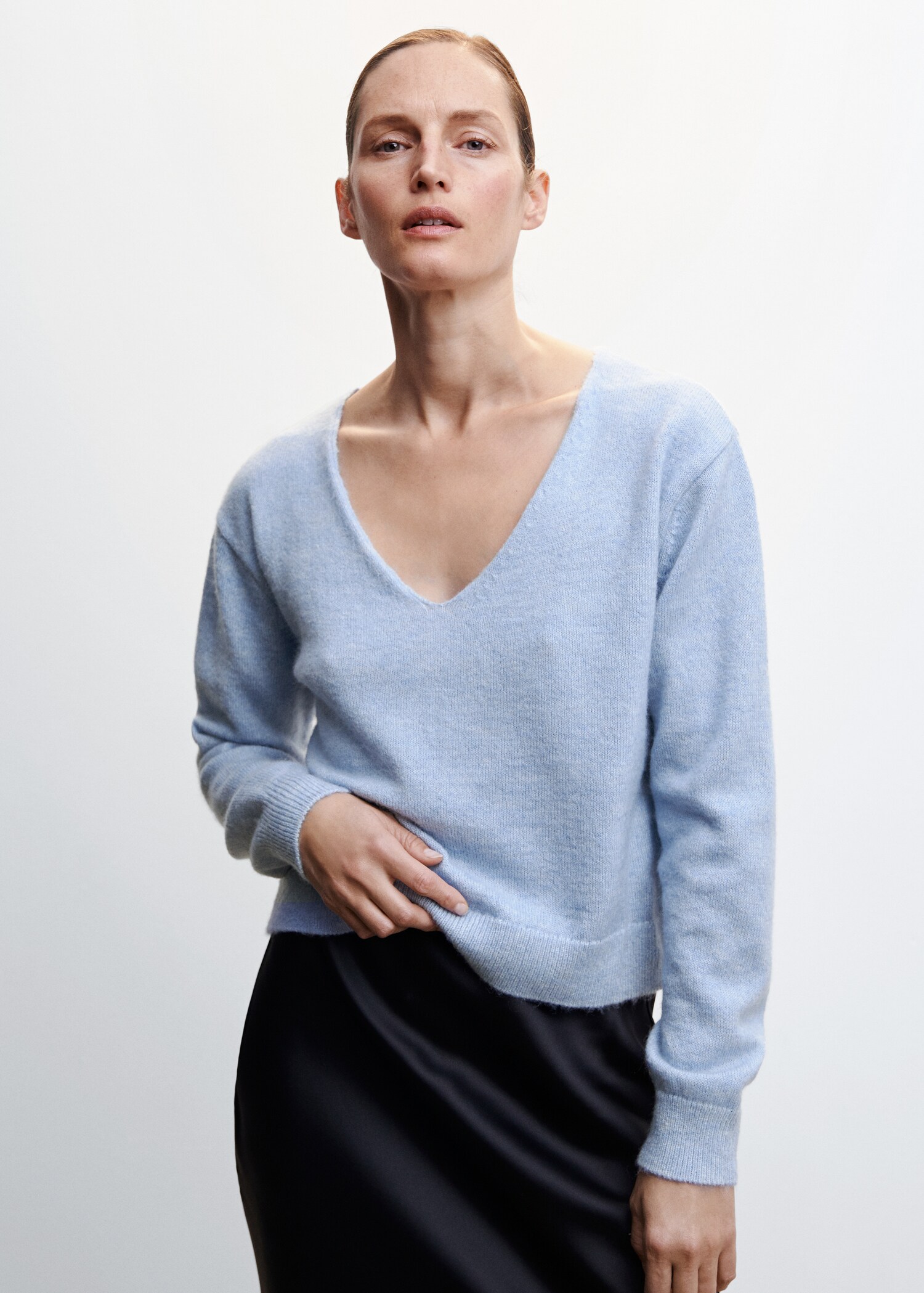 V-neck knit sweater - Medium plane