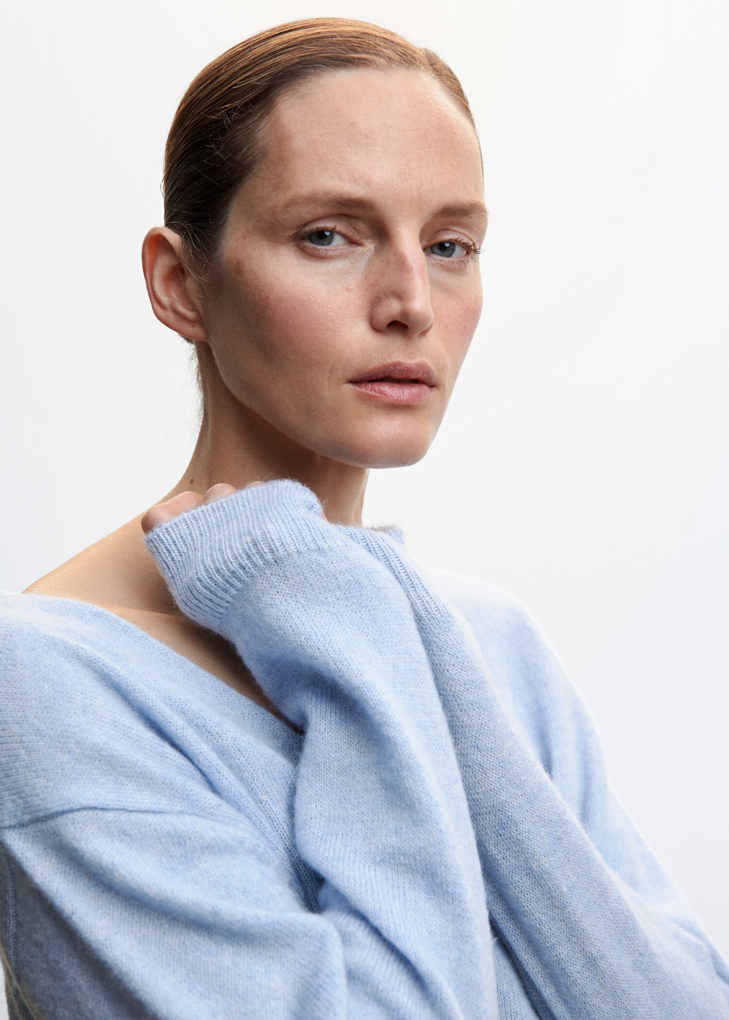 V-neck knit sweater - Details of the article 1