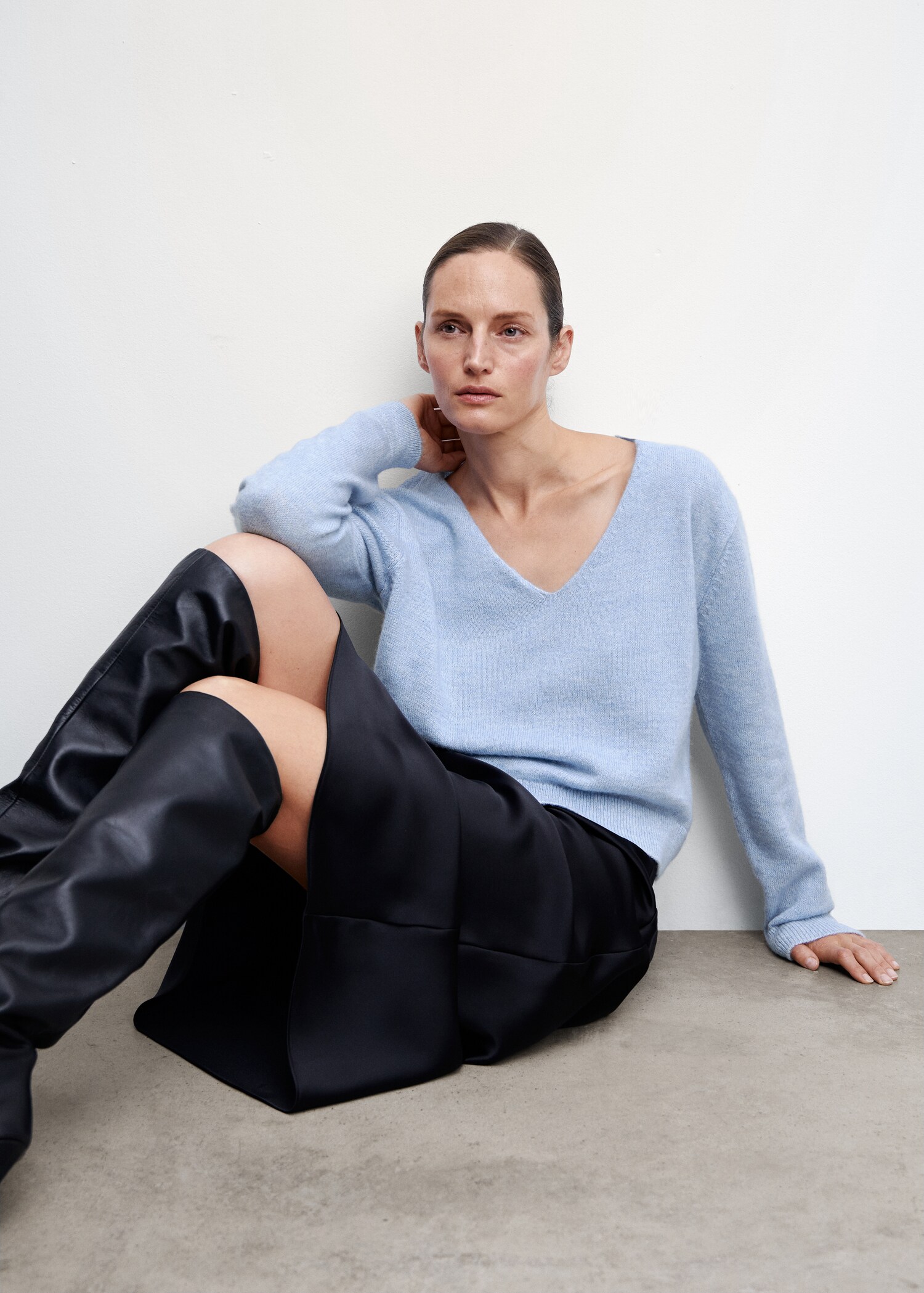 V-neck knit sweater - Details of the article 2