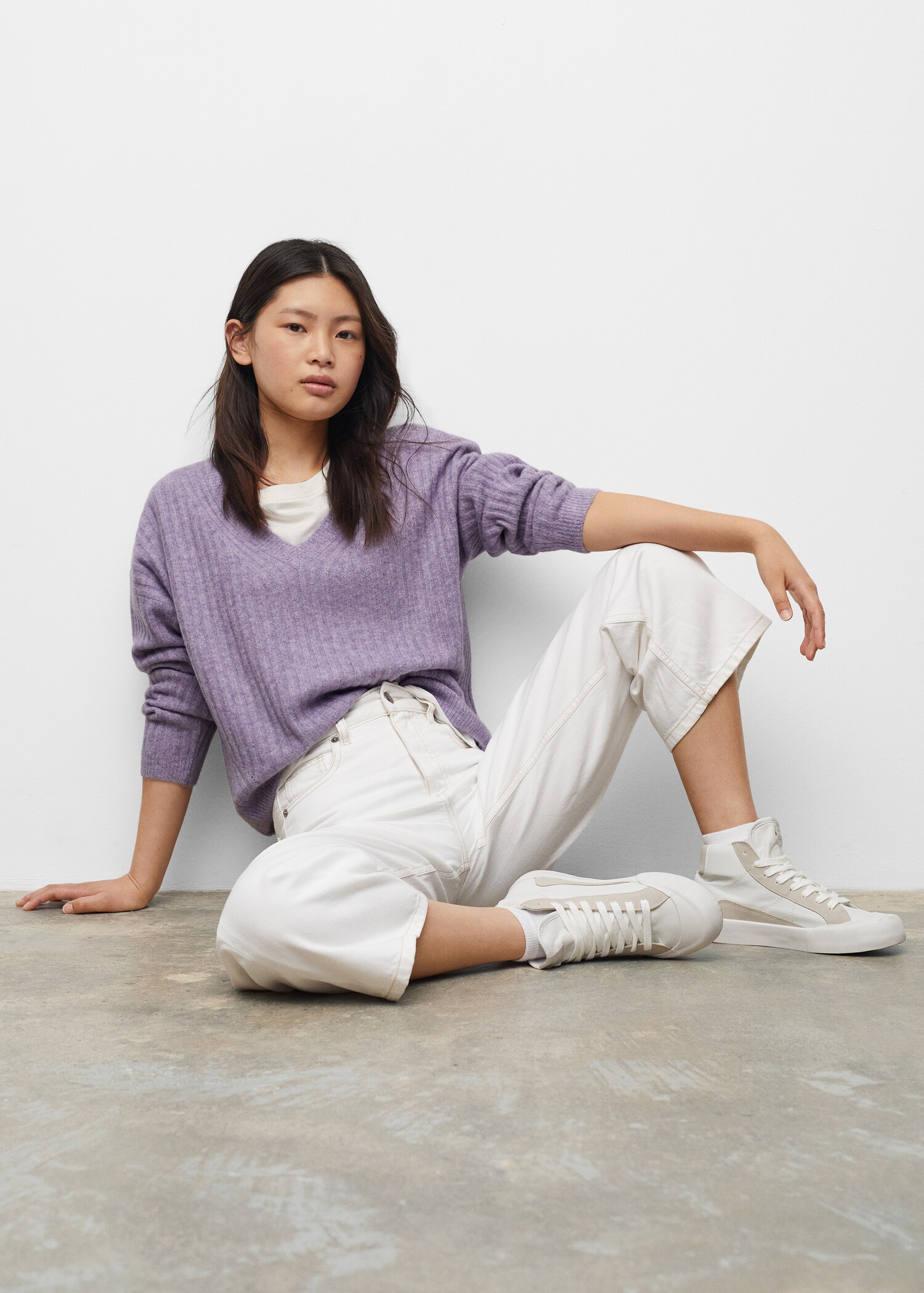 V-neck ribbed knit sweater - Medium plane
