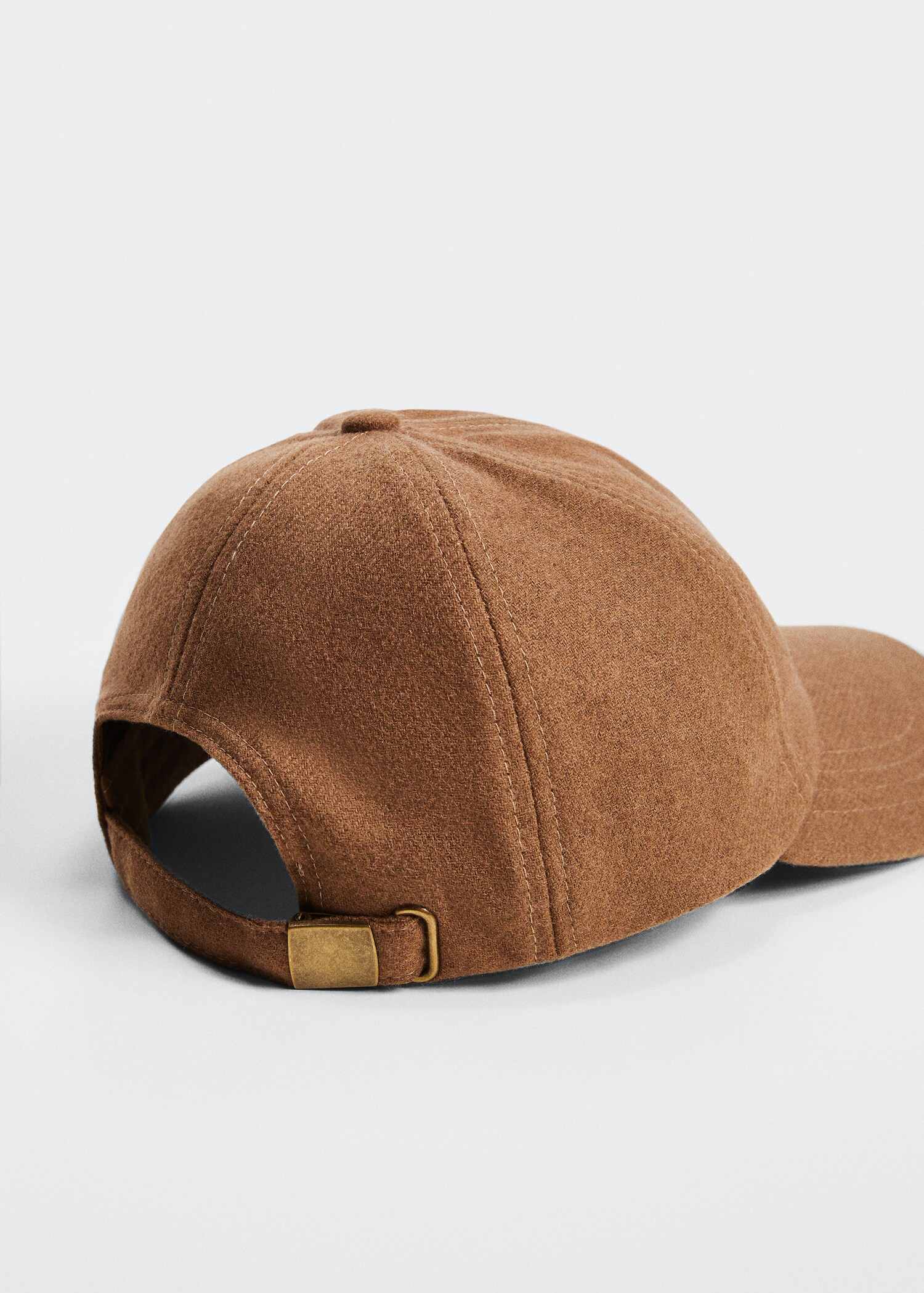 Wool cap with visor - Details of the article 2