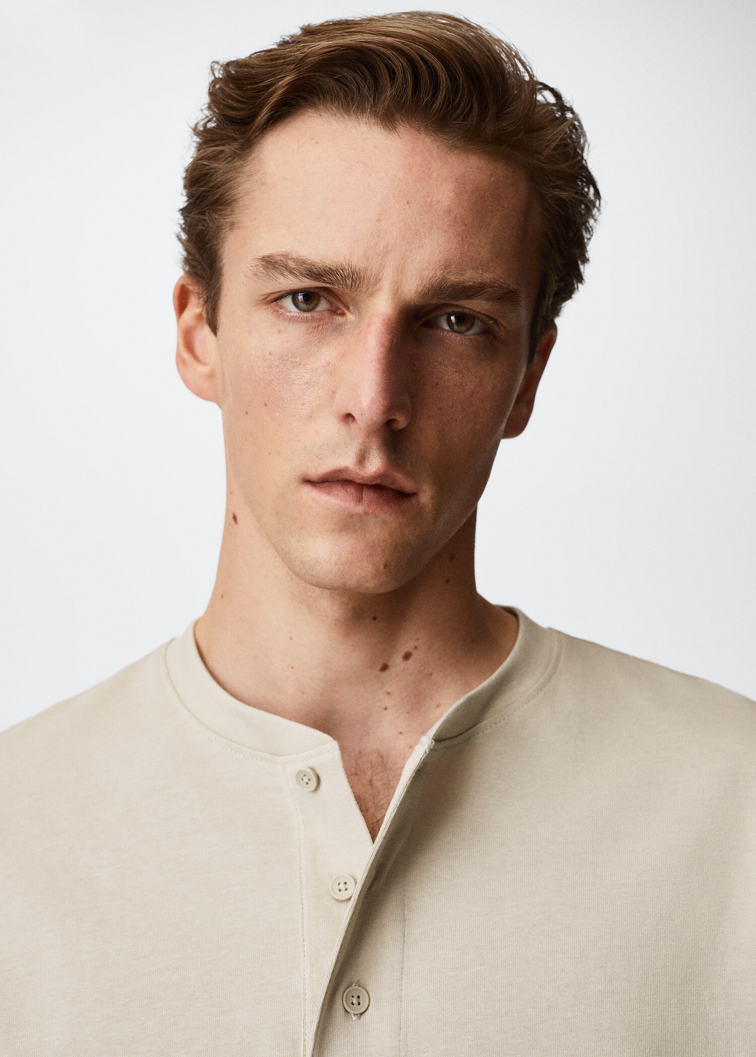Henley collar long-sleeved t-shirt - Details of the article 1