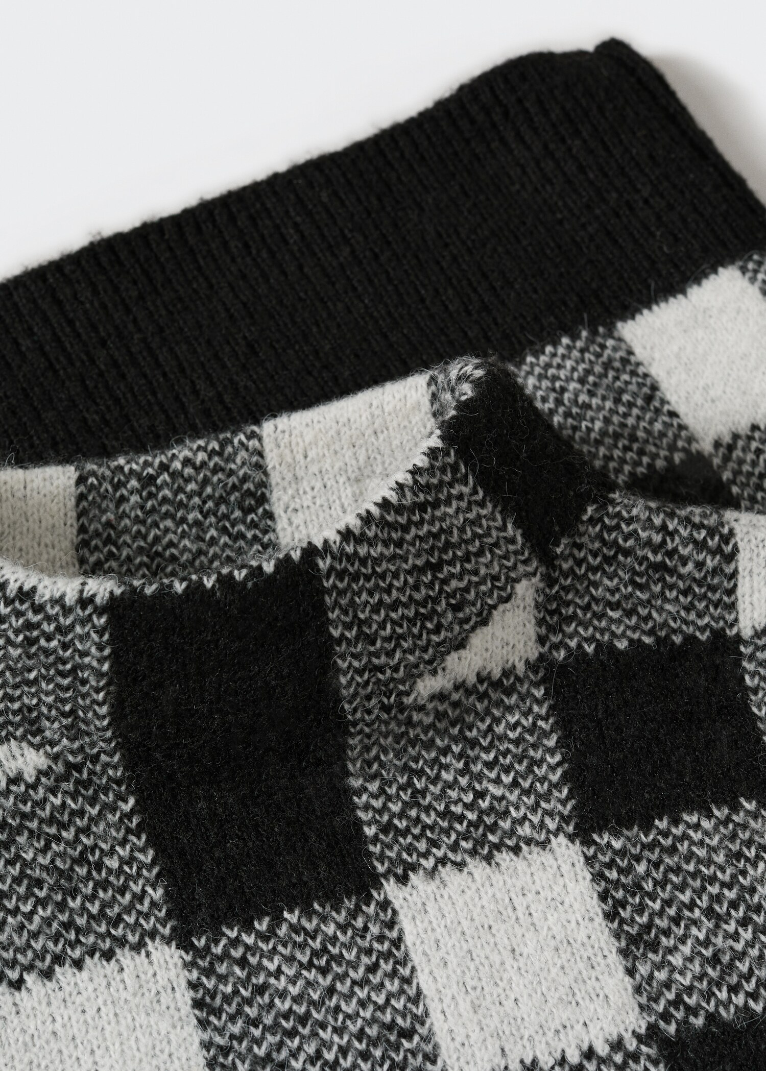Karierter Pullover mit halbhohem Kragen - Detail des Artikels 8