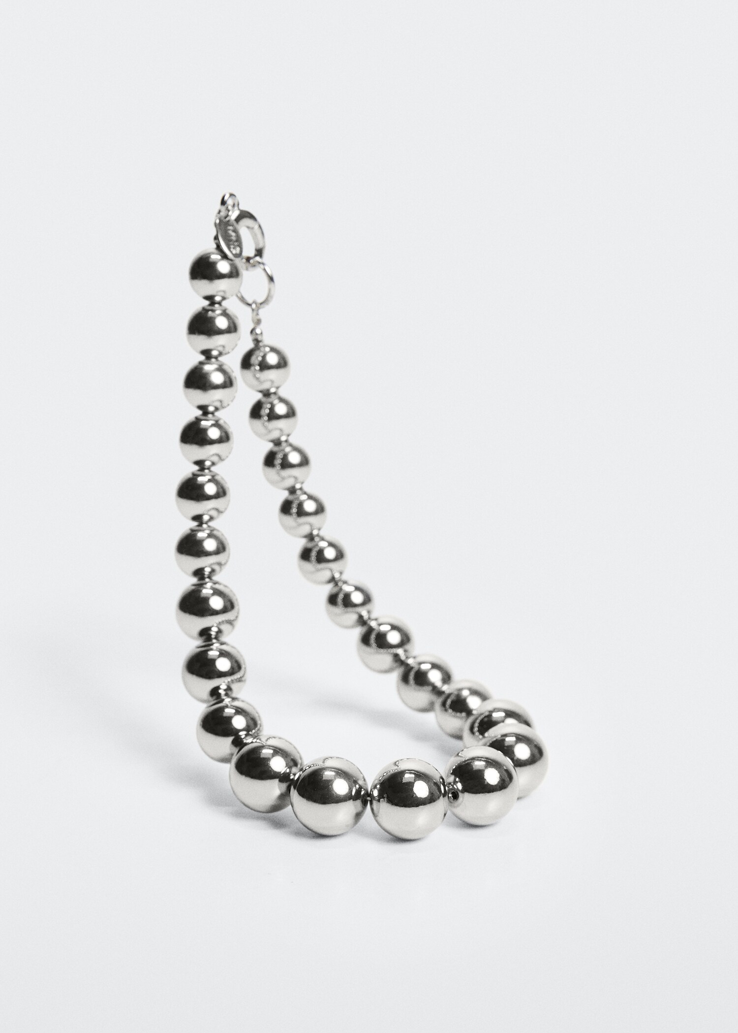 Collier perles métalliques - Plan moyen