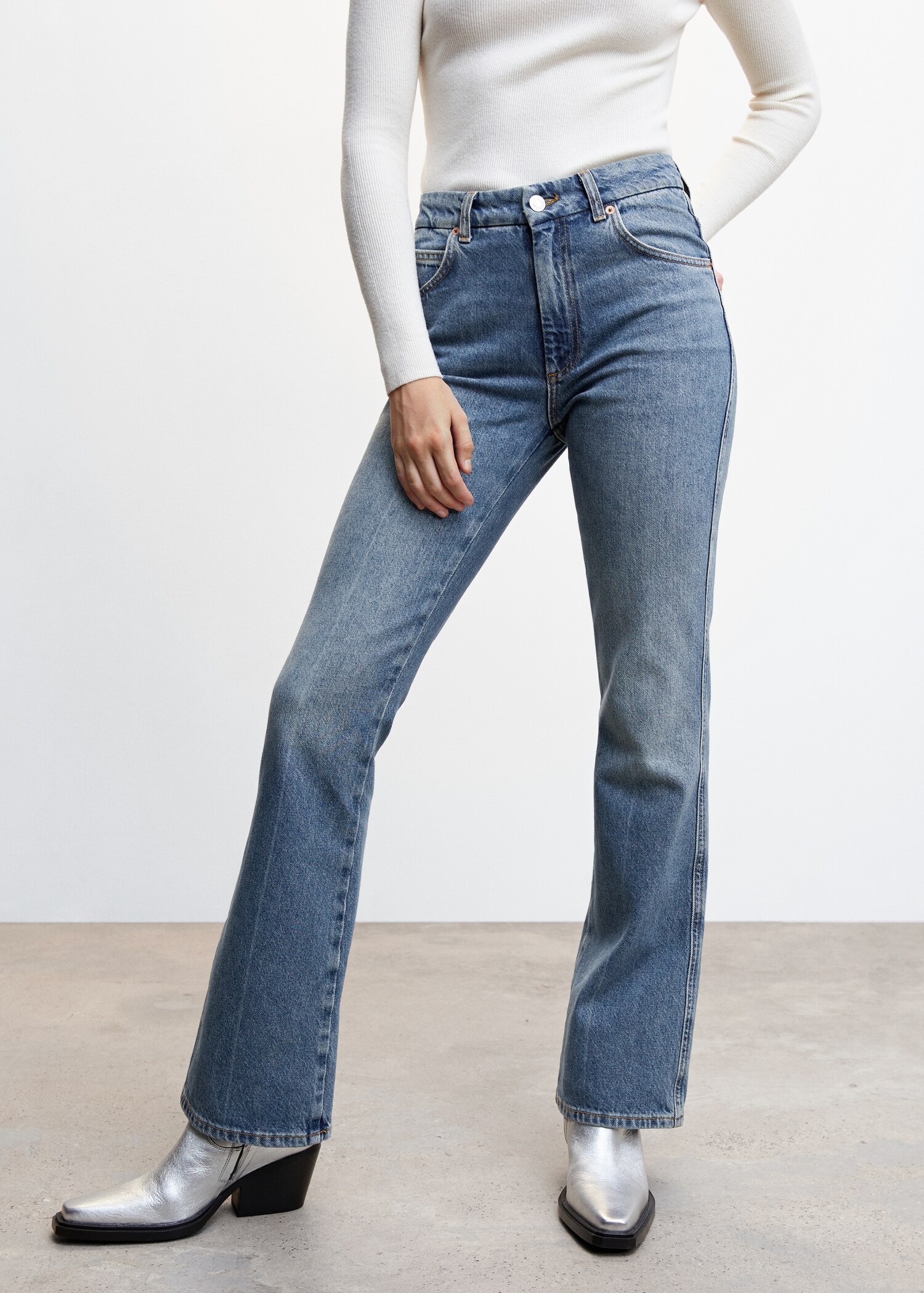 Medium-rise flared jeans  - Medium plane