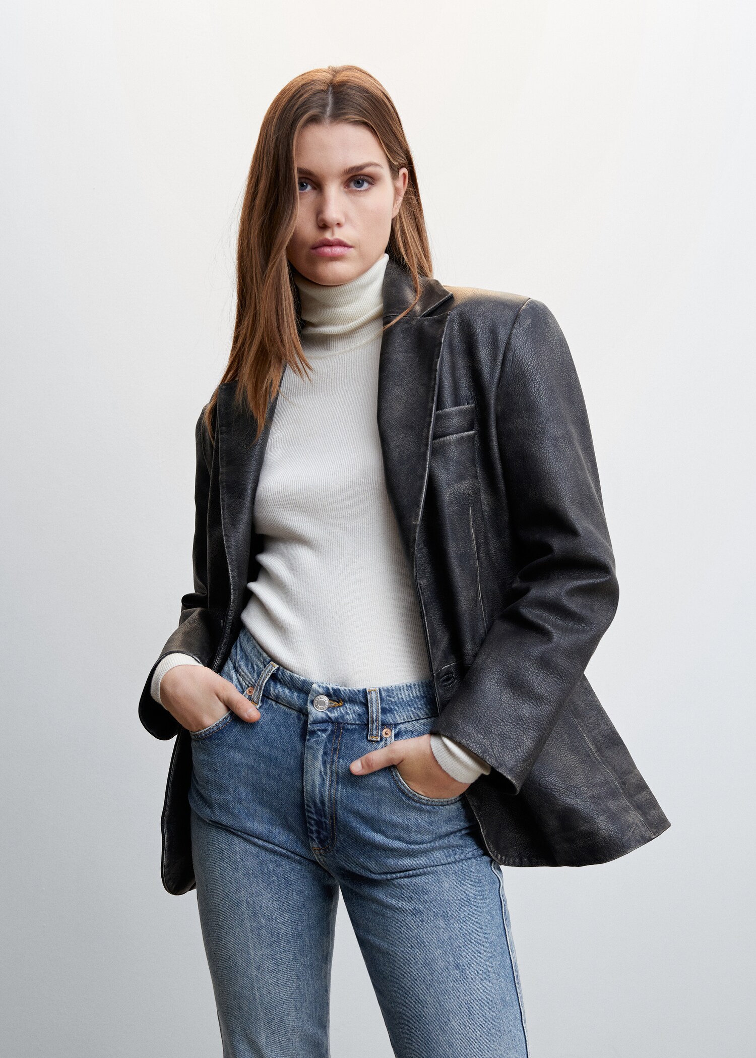 Medium-rise flared jeans  - Details of the article 1