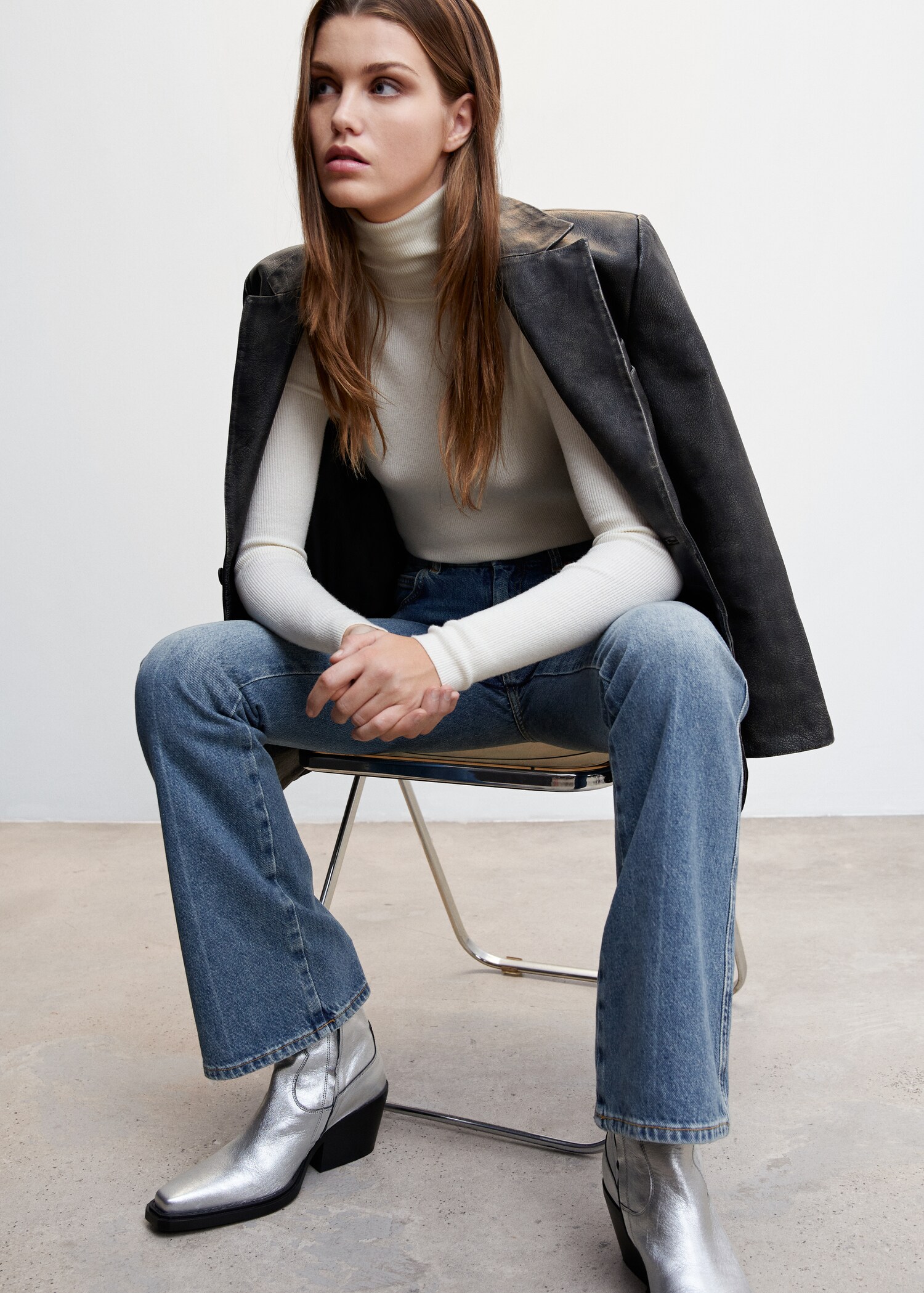 Medium-rise flared jeans  - Details of the article 2