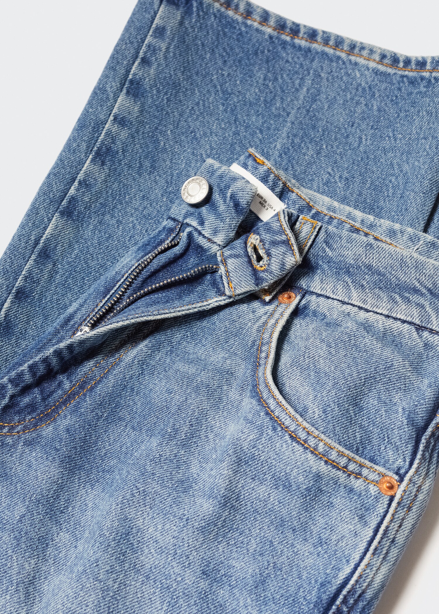 Medium-rise flared jeans  - Details of the article 8