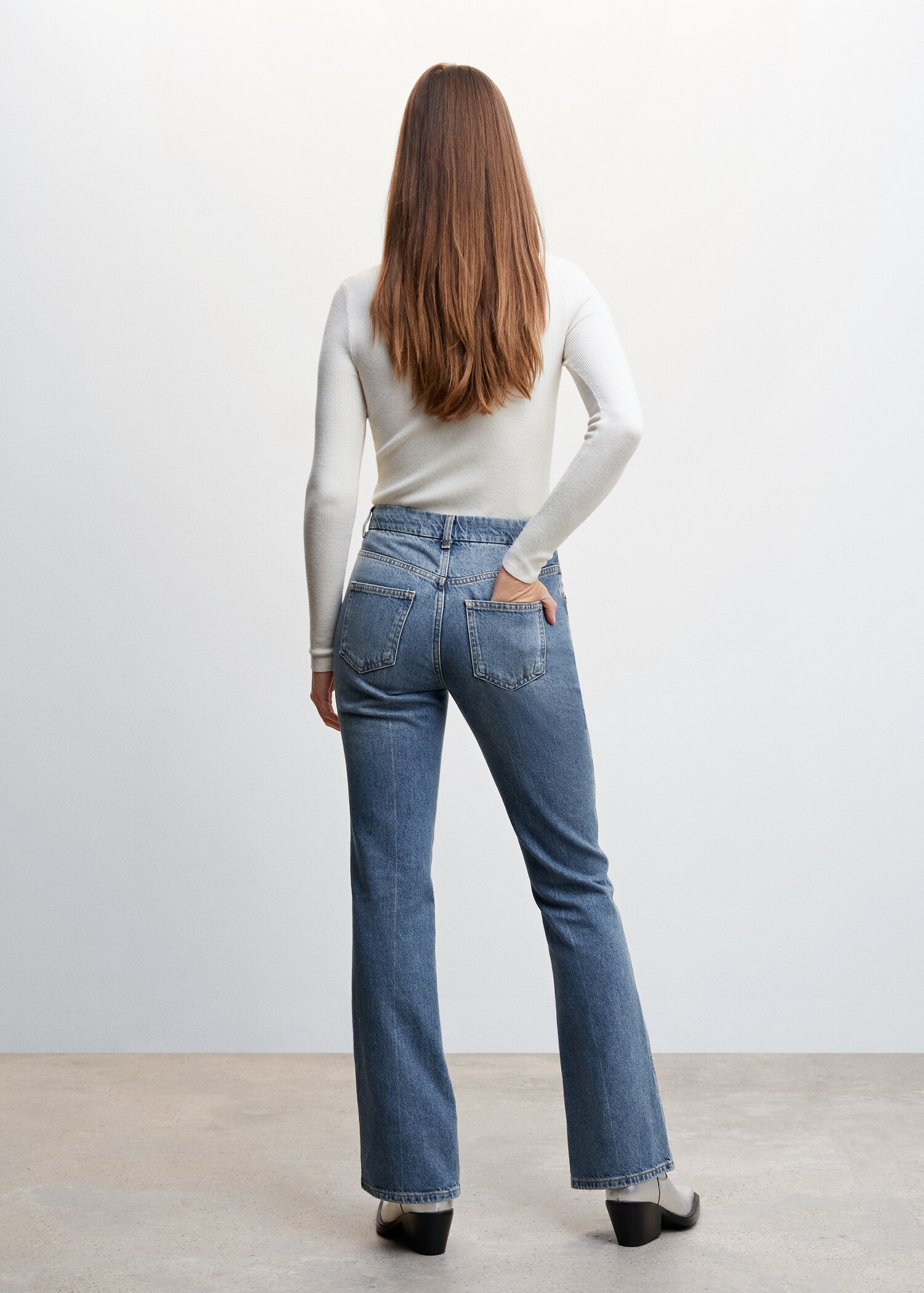 Medium-rise flared jeans  - Reverse of the article