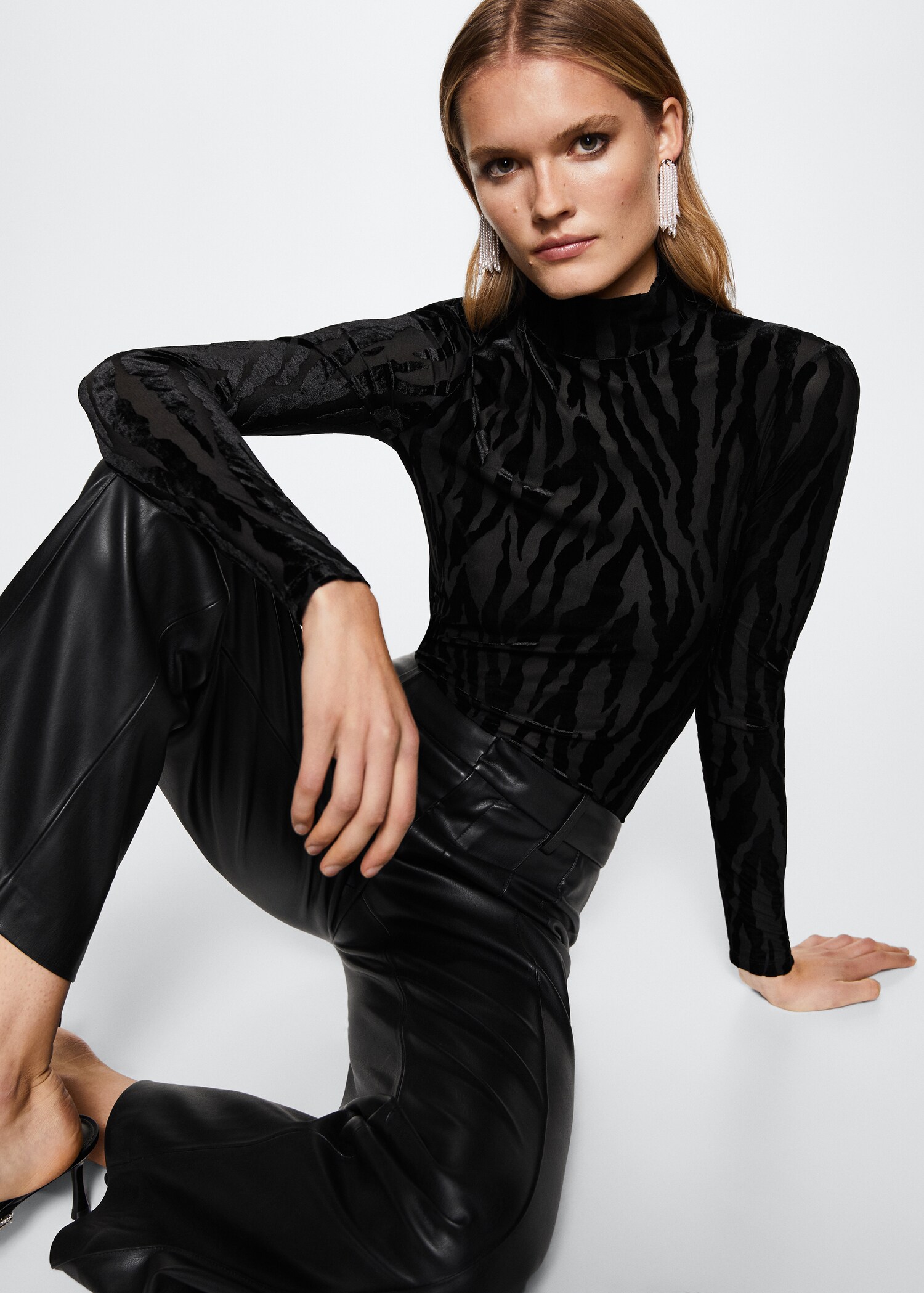 Semi-transparent velvet T-shirt - Details of the article 2