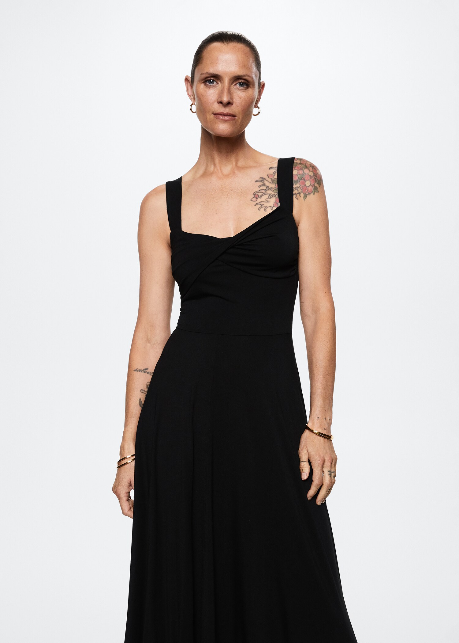 Vestido escote drapeado - Plano medio