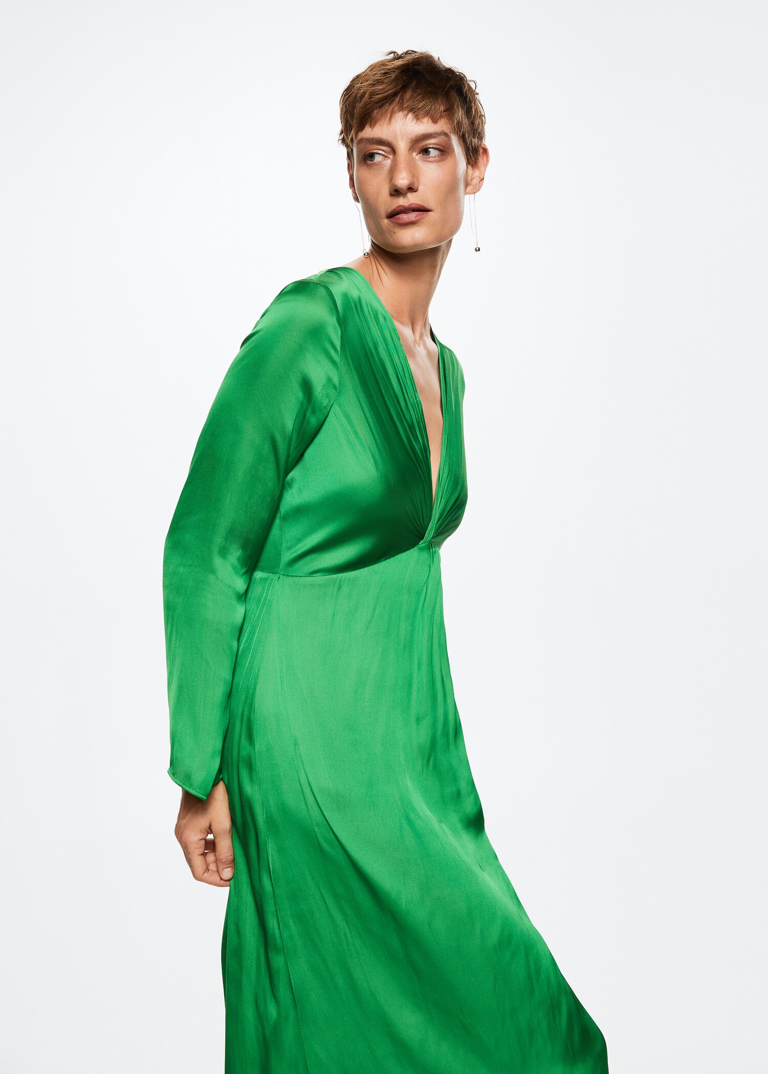 Vestido satinado abertura - Plano medio
