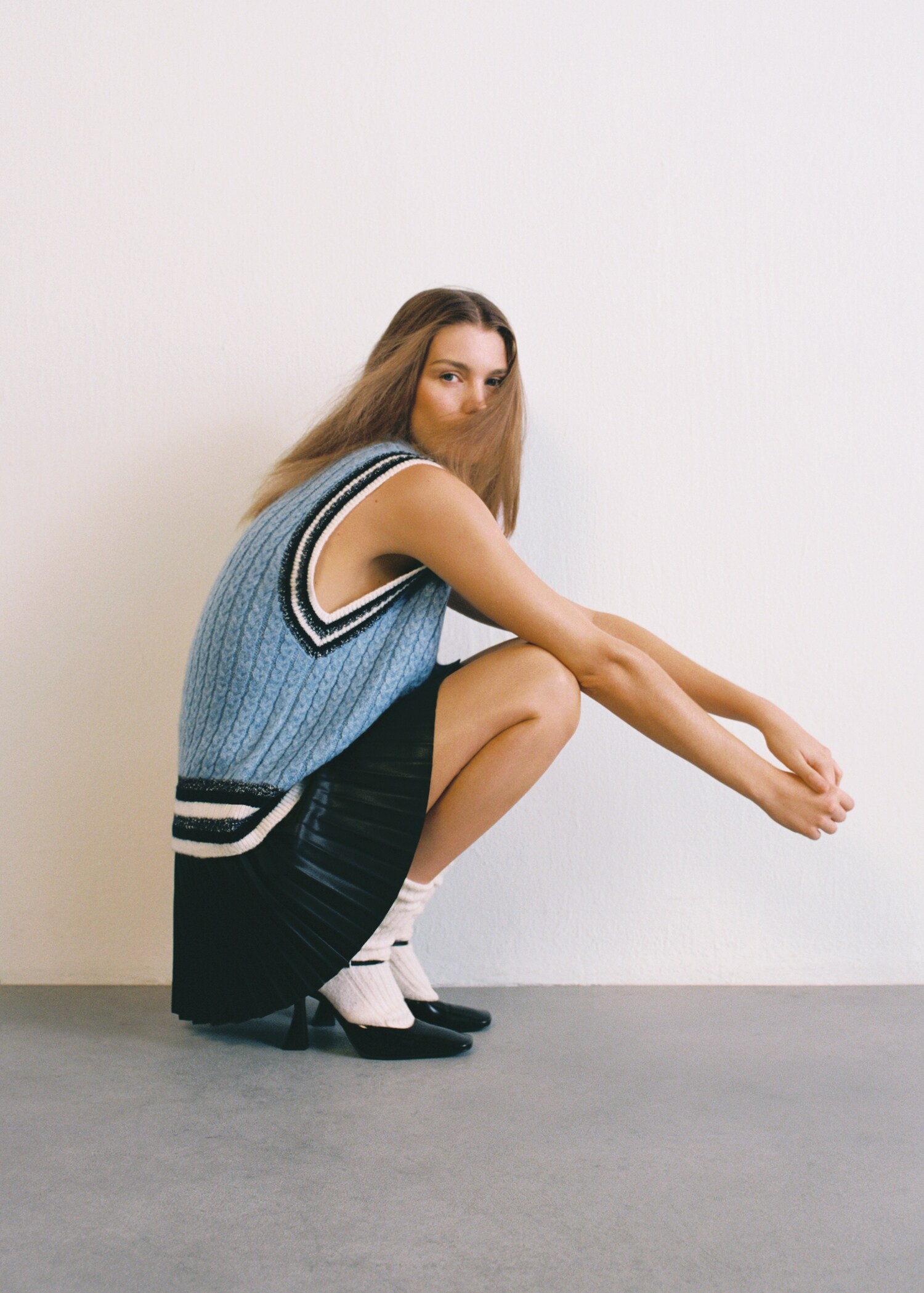 V-neck lurex gilet - Details of the article 6