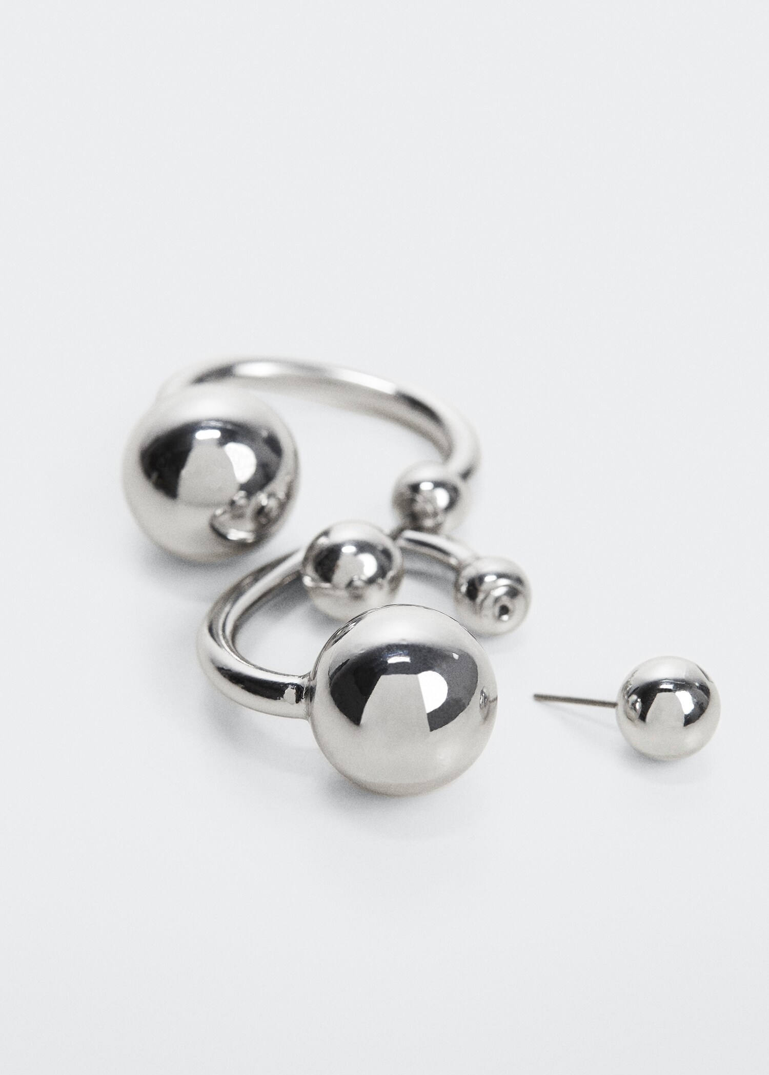 Boucles d'oreilles boules métalliques - Plan moyen