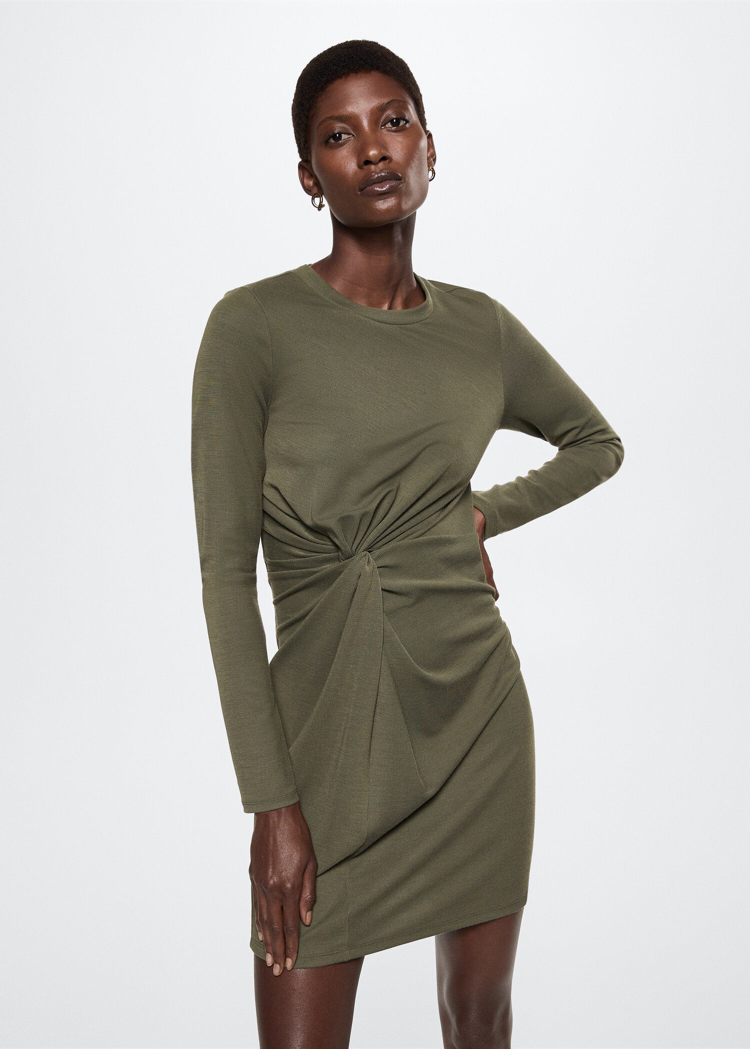 Vestido canelado com nó - Plano médio