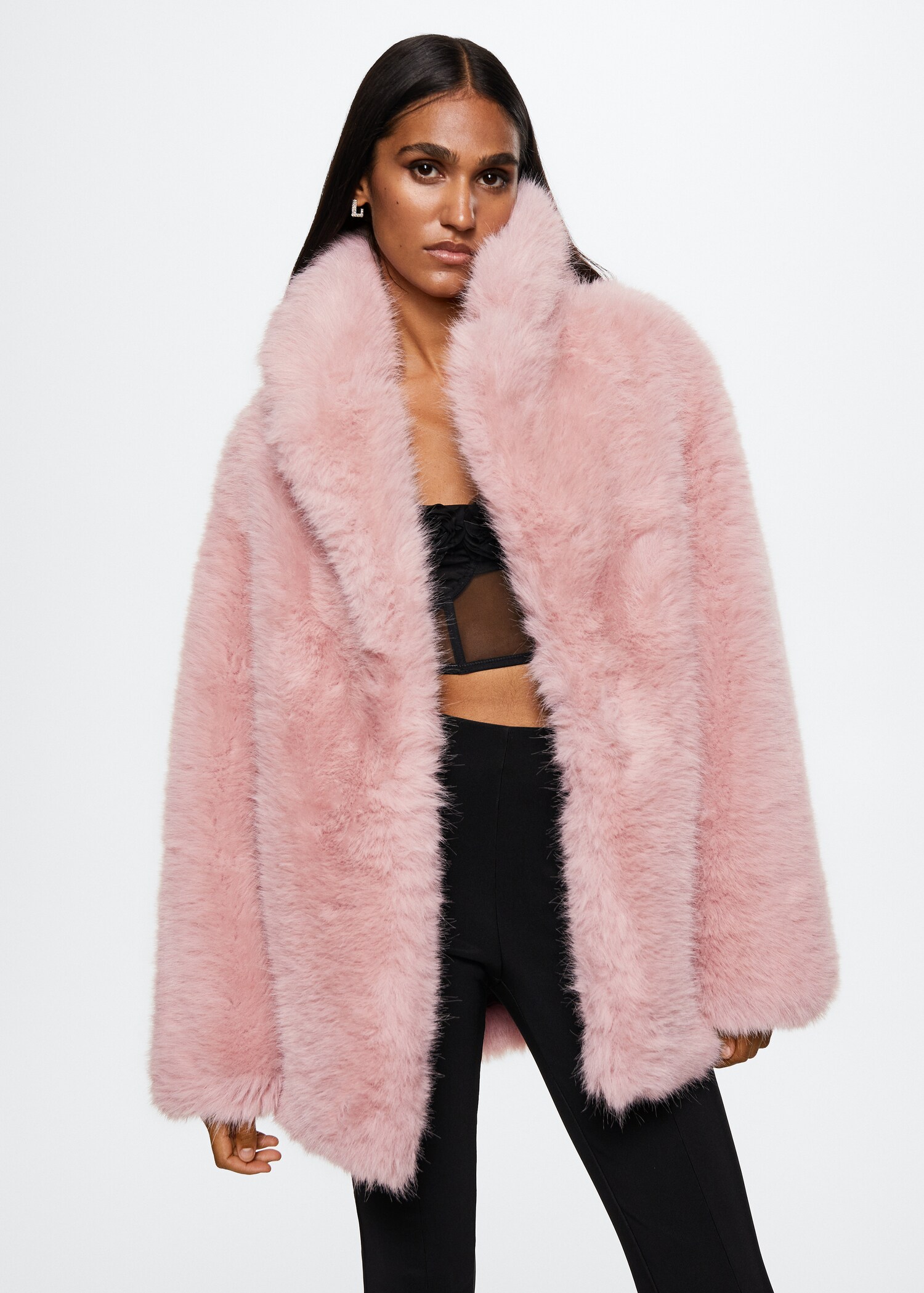 Manteau oversize en fausse fourrure - Plan moyen