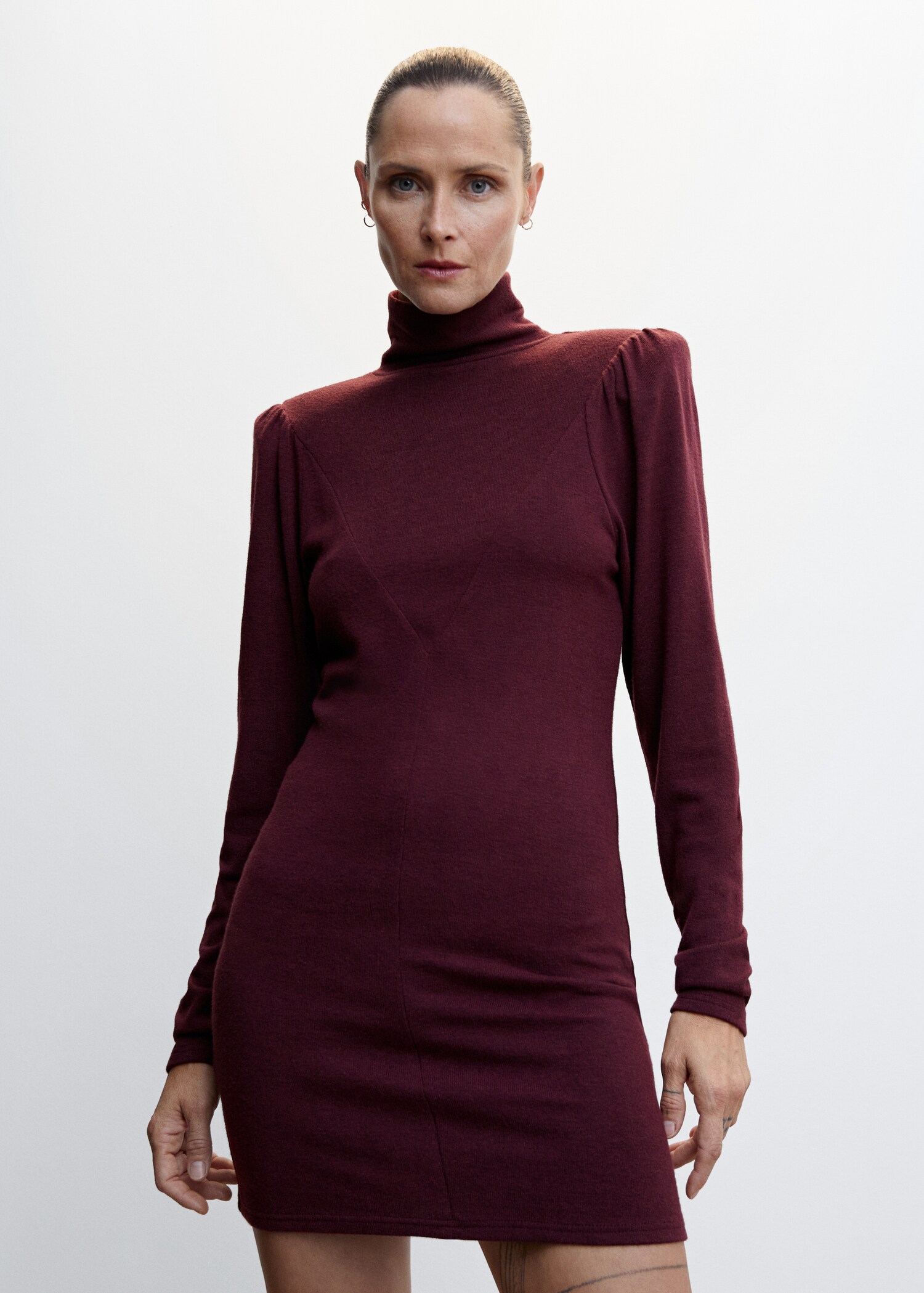 Vestido de malha de gola com dobra - Plano médio