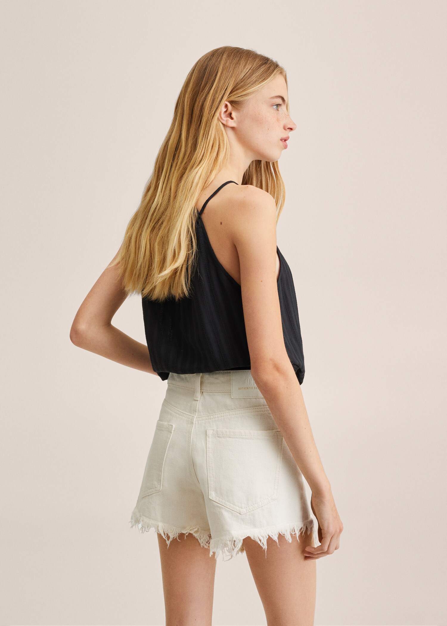 Frayed denim shorts - Reverse of the article