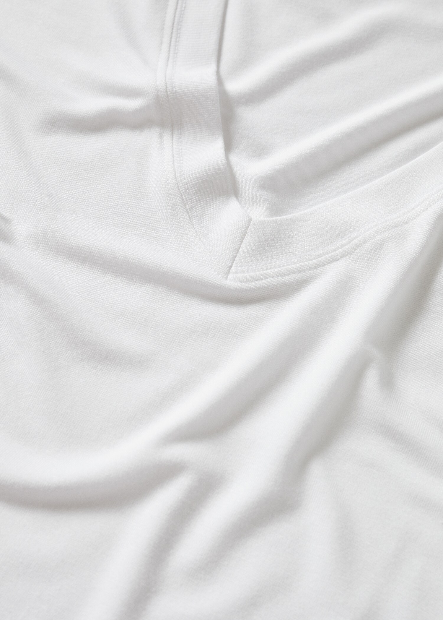 Soepelvallend T-shirt met V-hals - Detail van het artikel 8