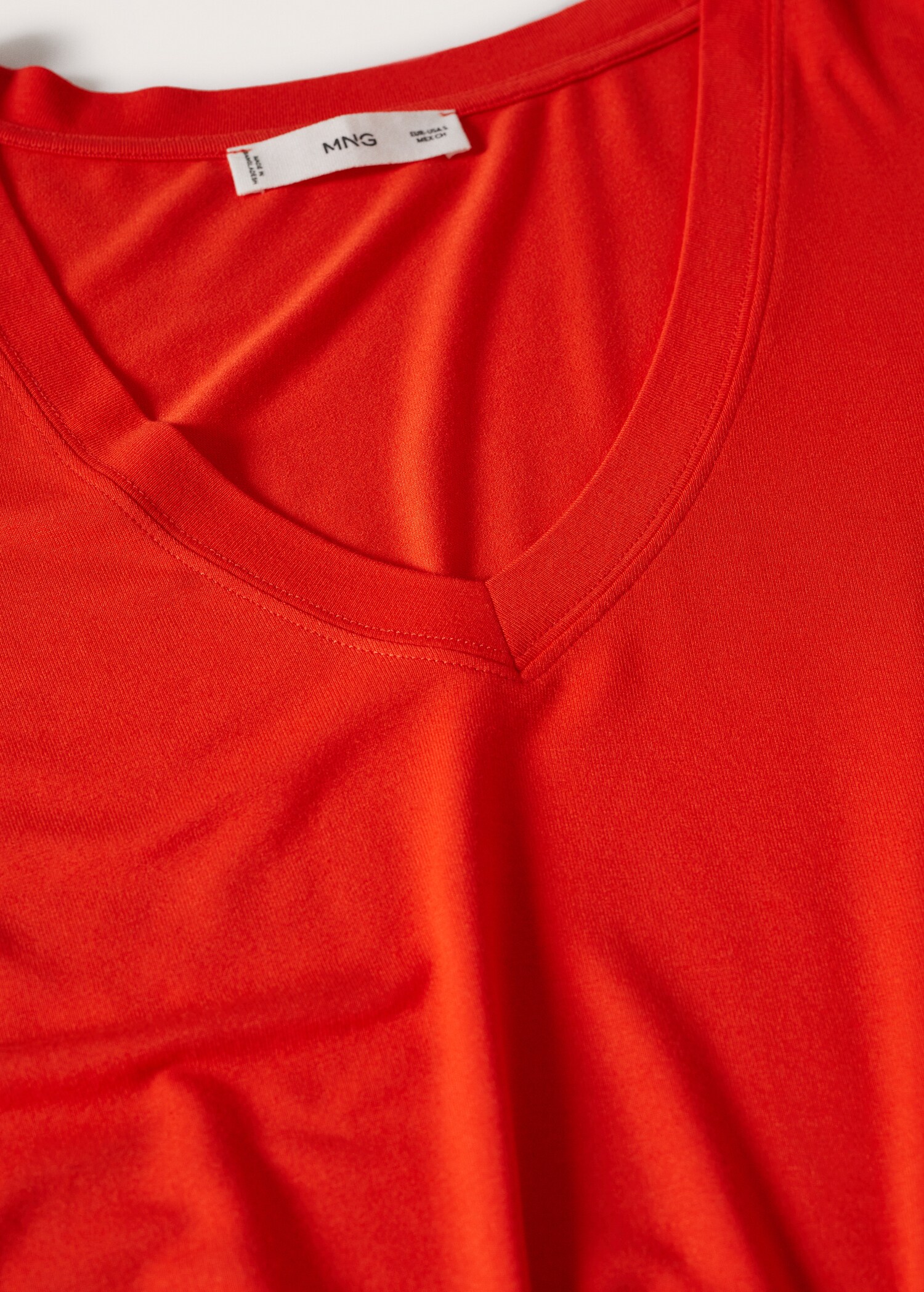 Soepelvallend T-shirt met V-hals - Detail van het artikel 8