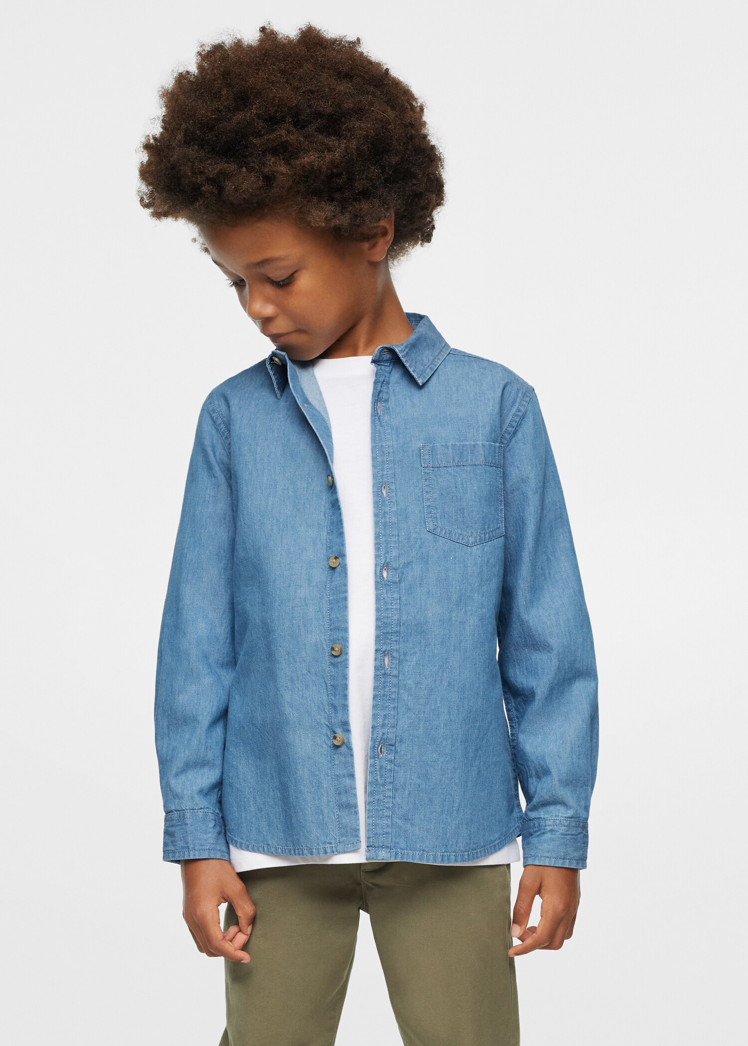 Camisa regular fit denim bolsillos - Plano medio
