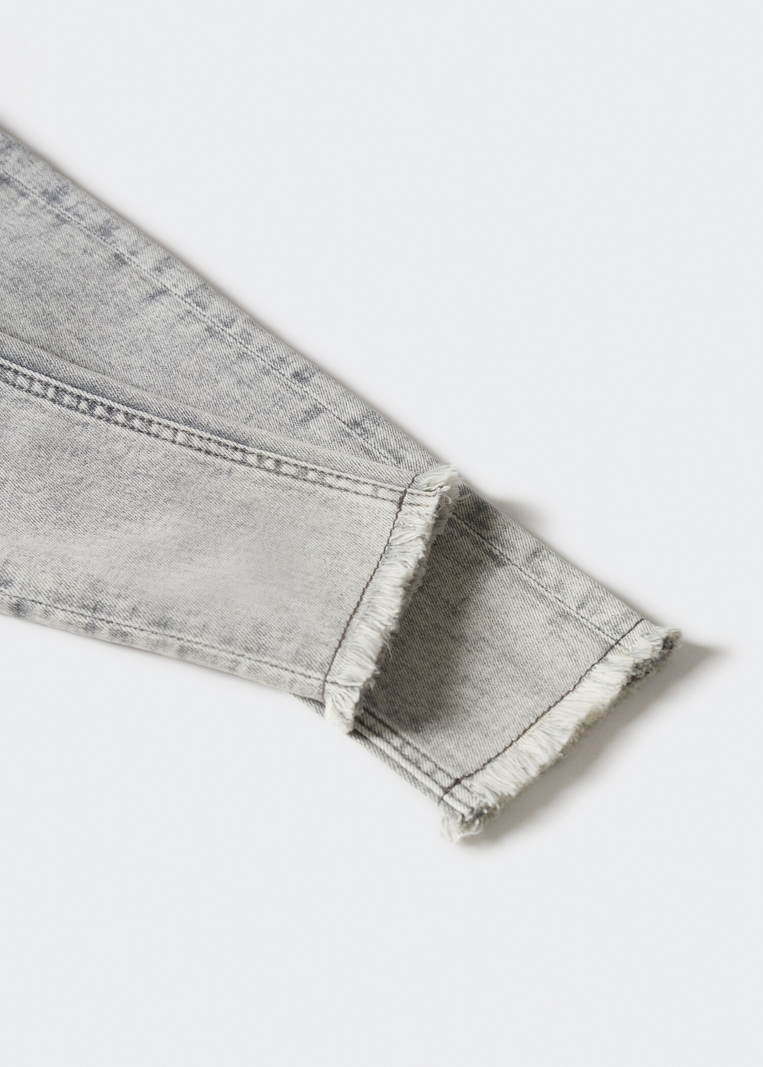 Skinny jeans with frayed hem  - Details of the article 8