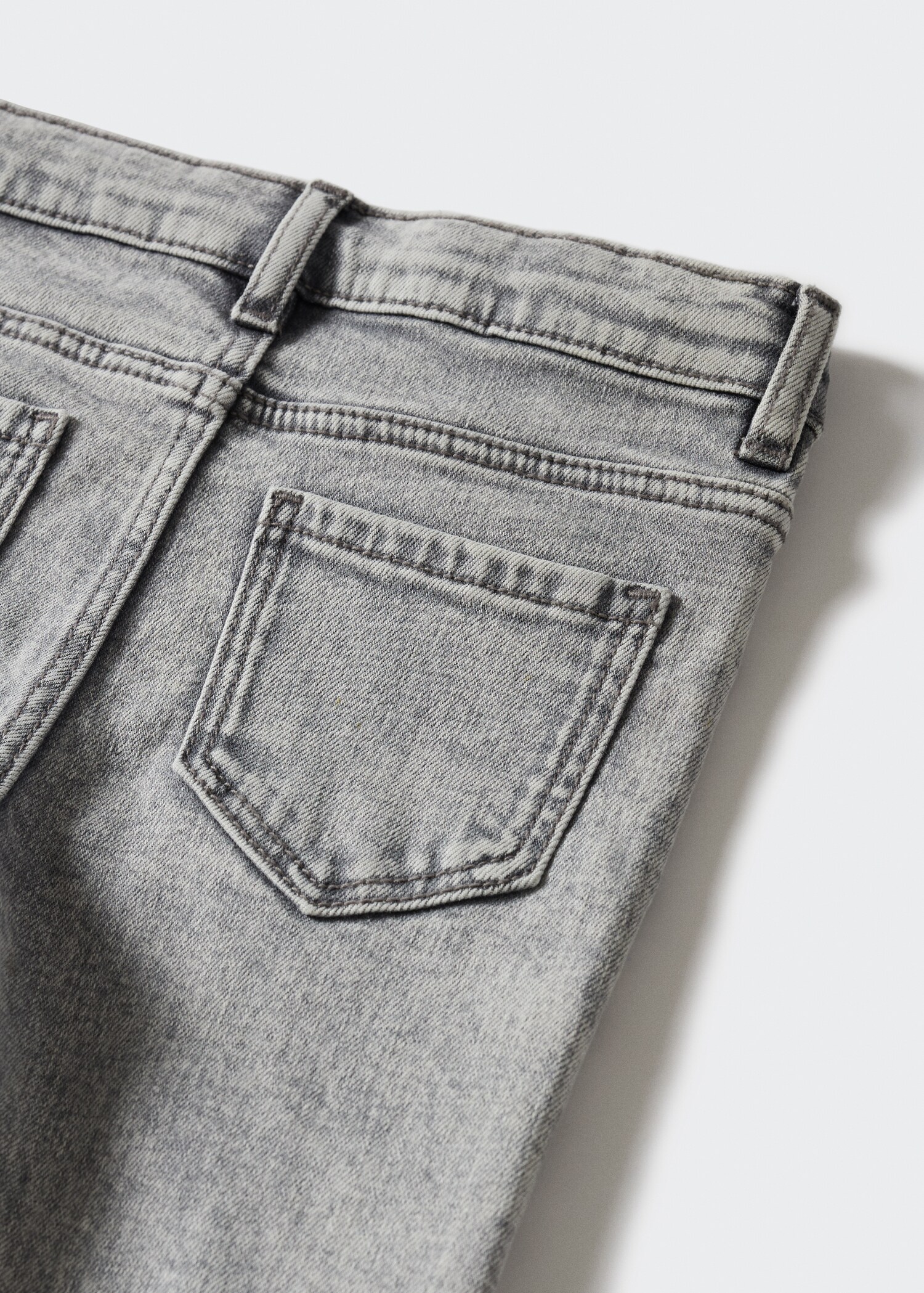 Skinny jeans with frayed hem  - Details of the article 9