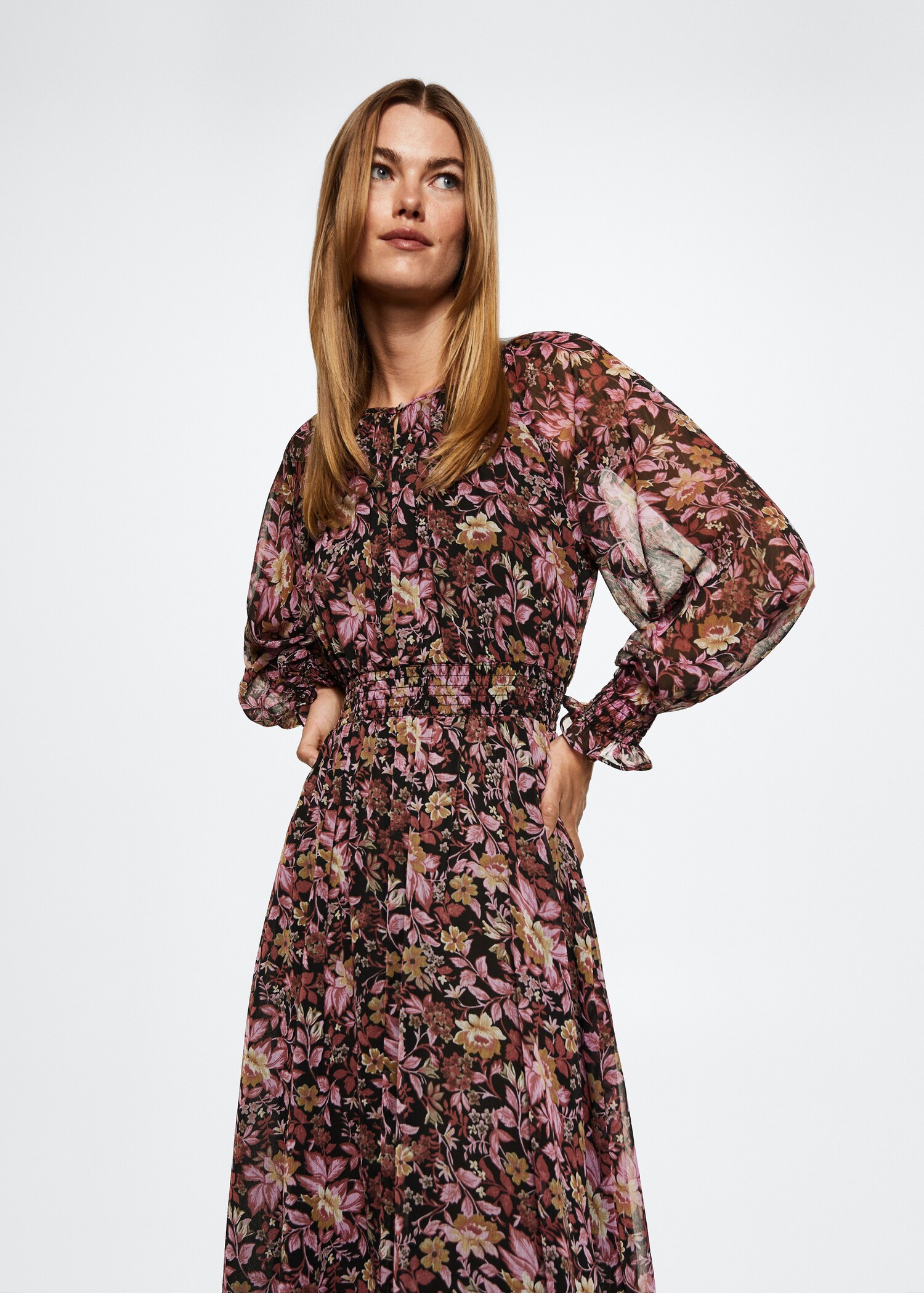 Vestido estampado flores - Plano medio