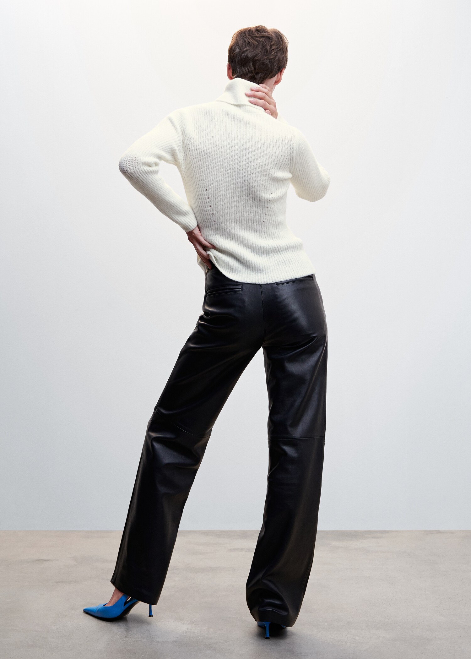 Turtle neck sweater - Reverse of the article