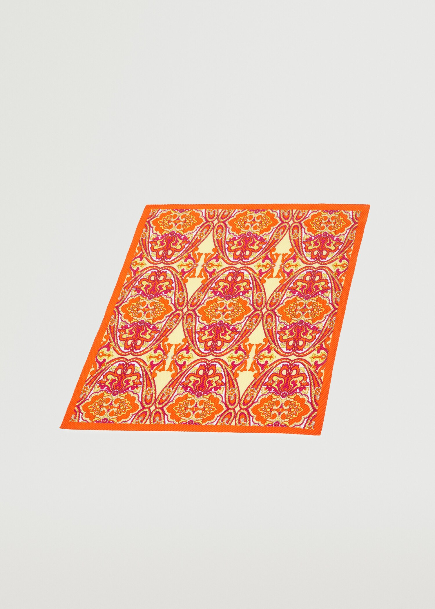 Foulard plissé imprimé - Plan moyen