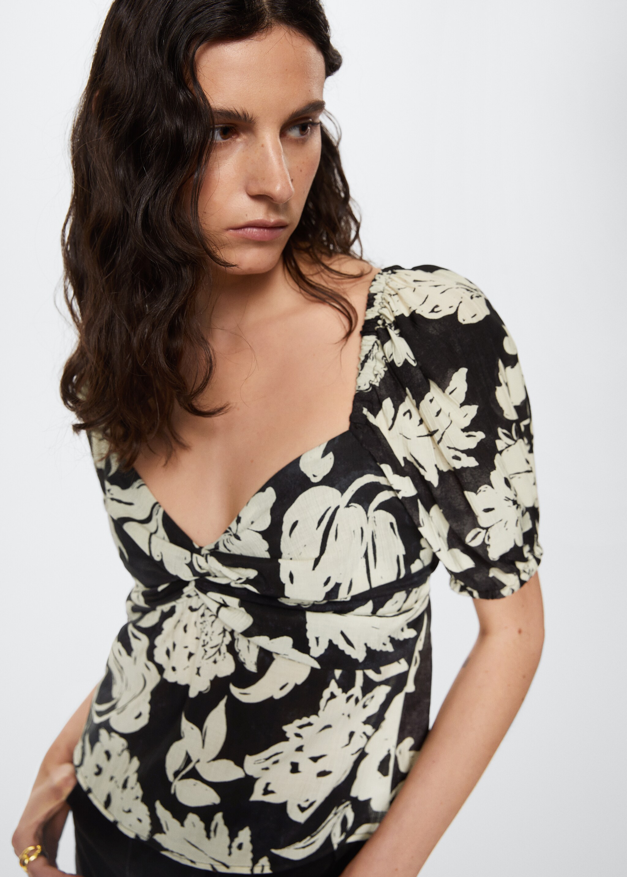 Floral-print flowy blouse - Details of the article 1