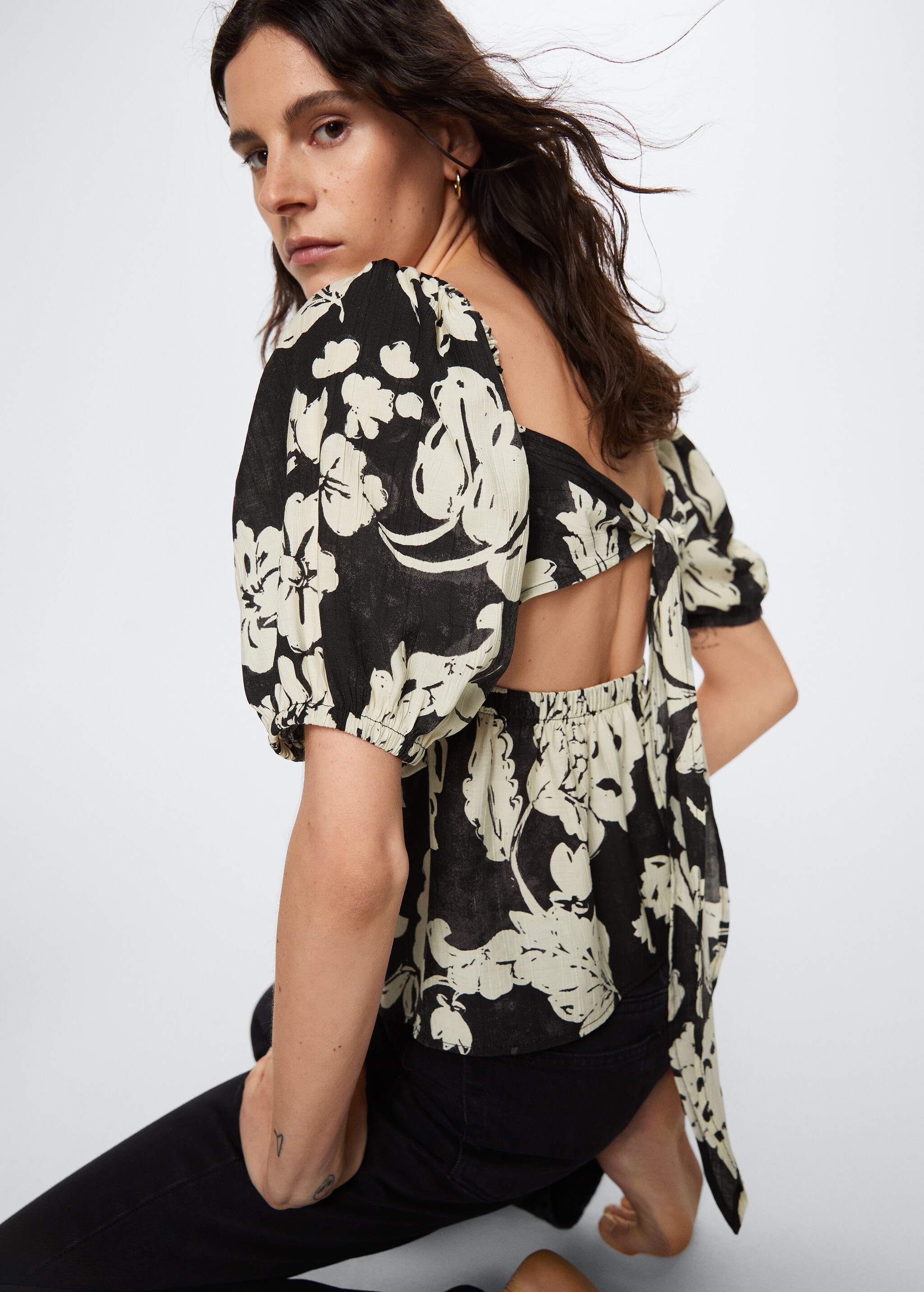 Floral-print flowy blouse - Details of the article 2