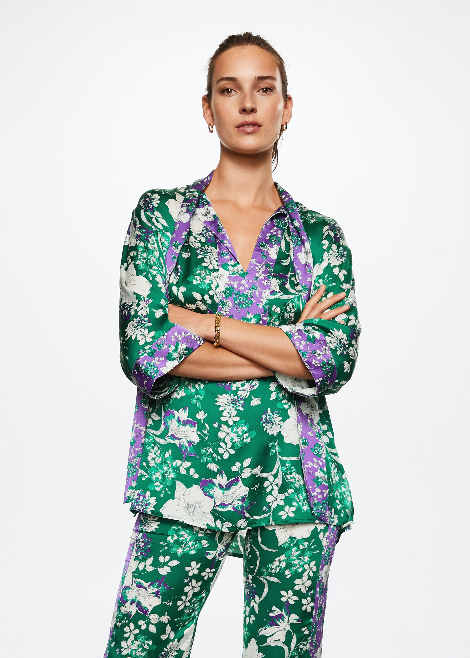 Blouse à fleurs - Plan moyen