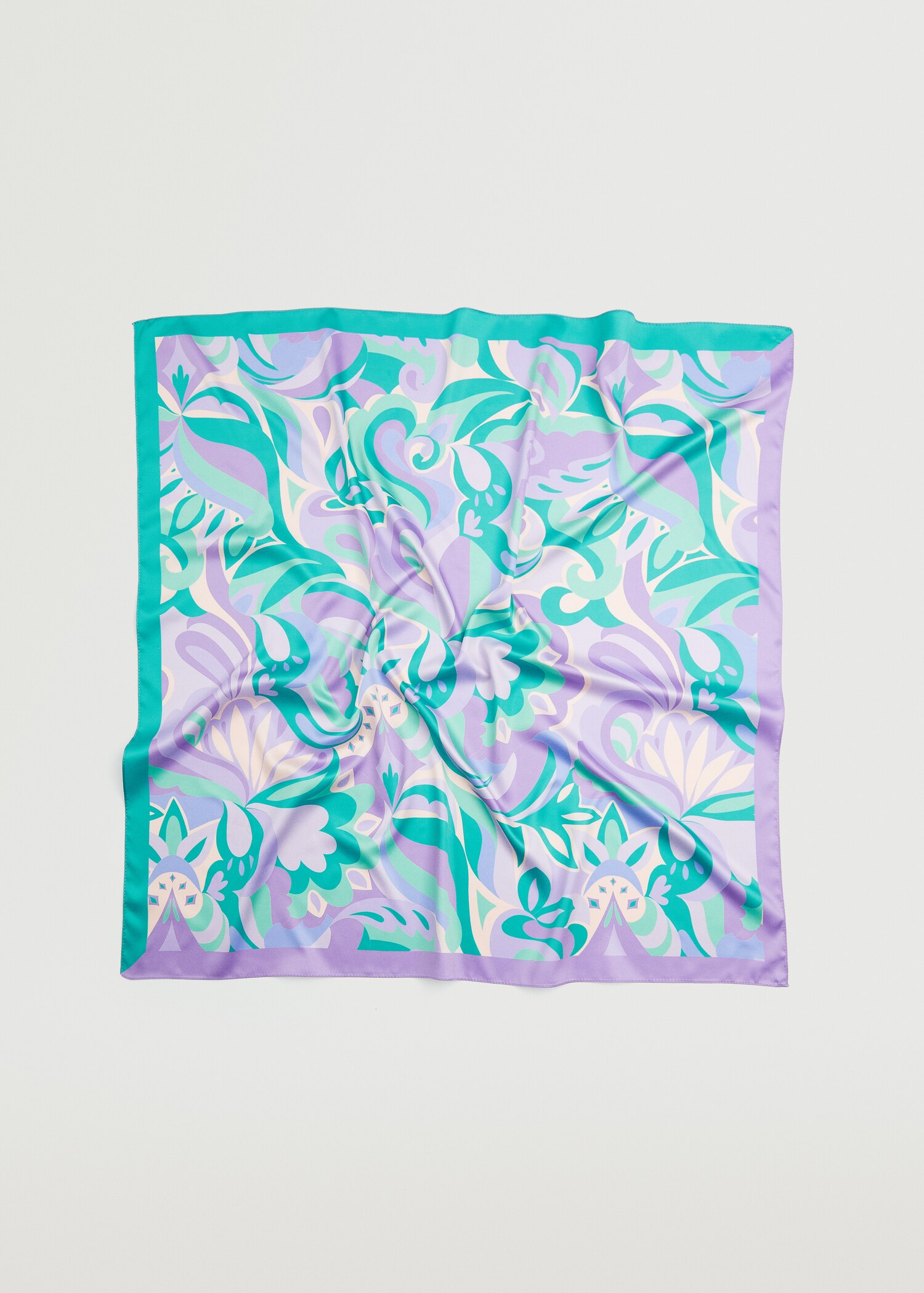 Foulard satiné imprimé - Plan moyen