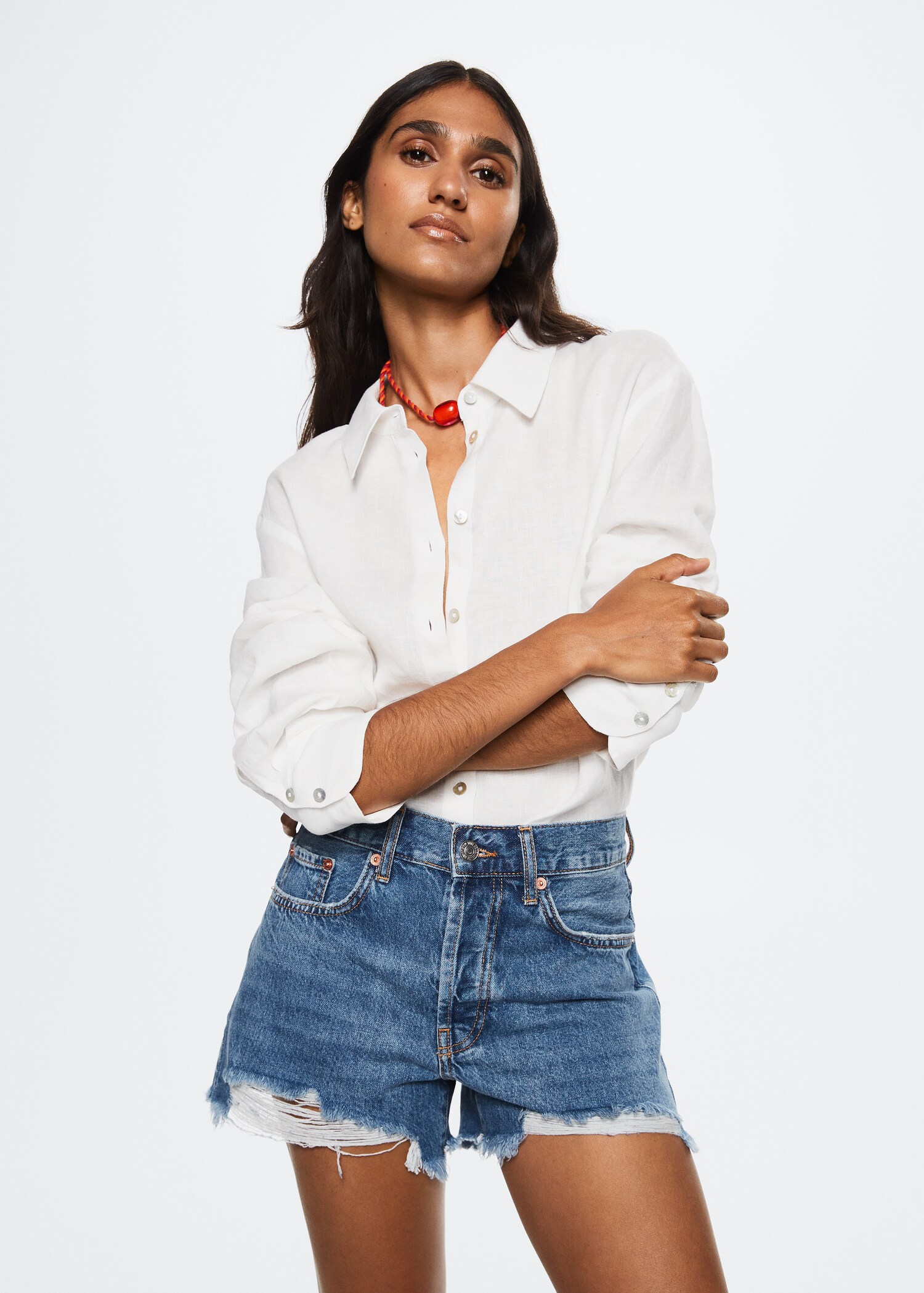 Mini-short ourlets effilochés - Plan moyen