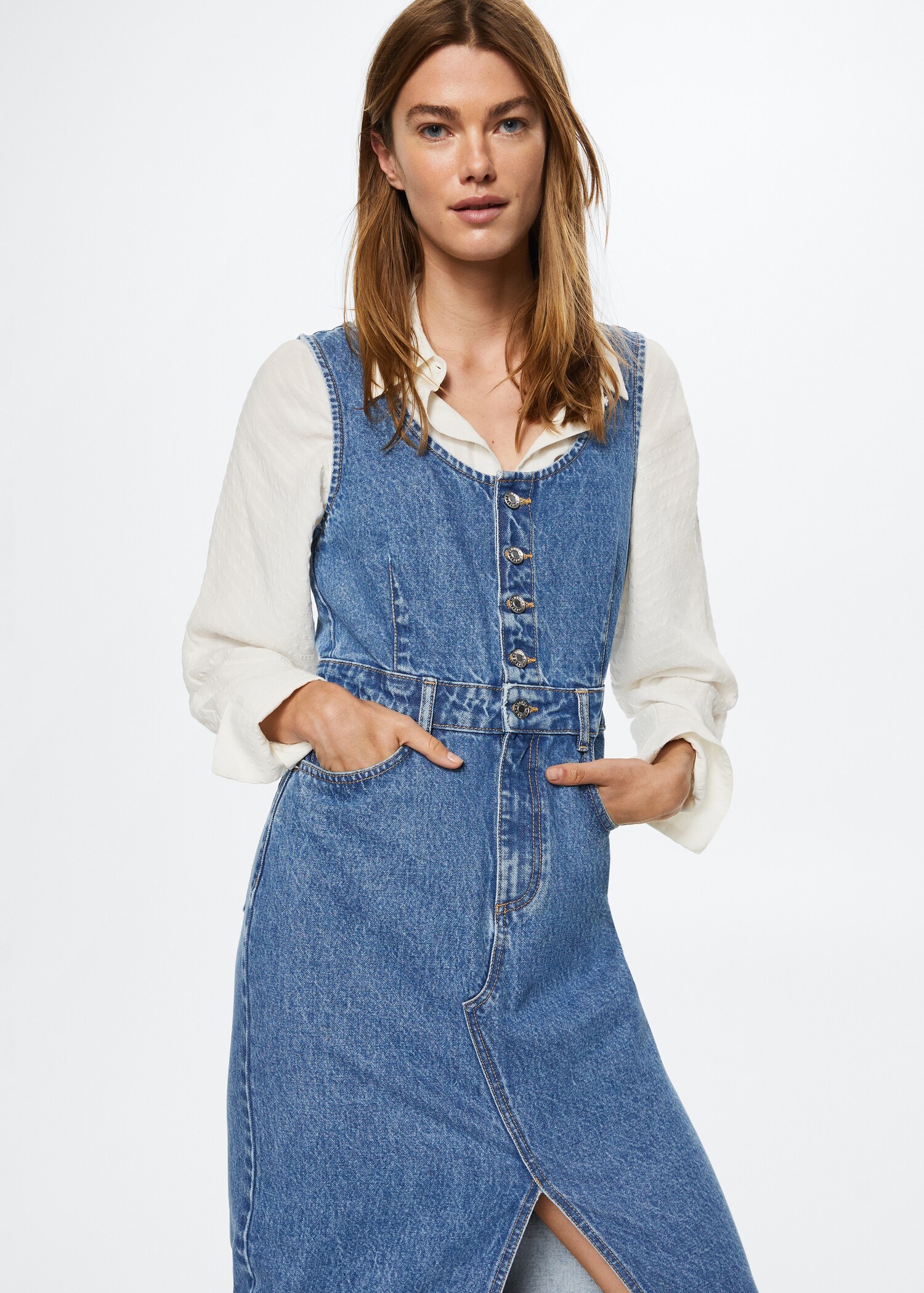 Robe en jean boutons - Plan moyen
