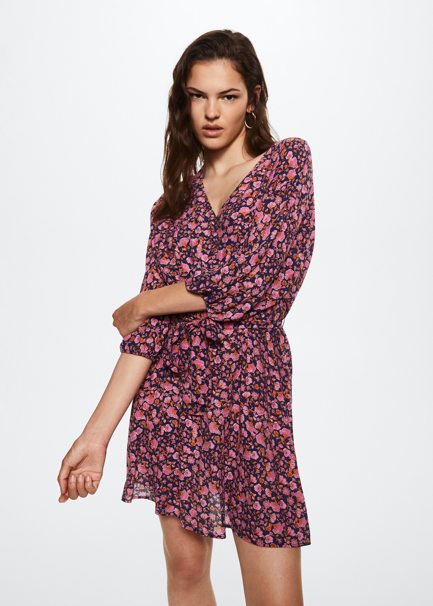 Vestido corto cinturón - Plano medio