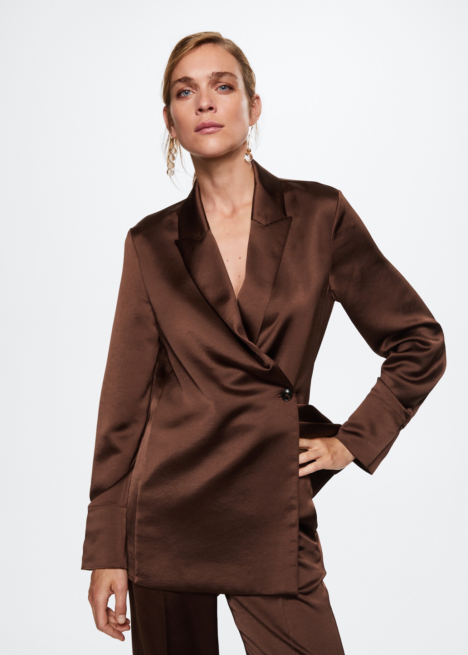 Veste satinée croisée - Plan moyen