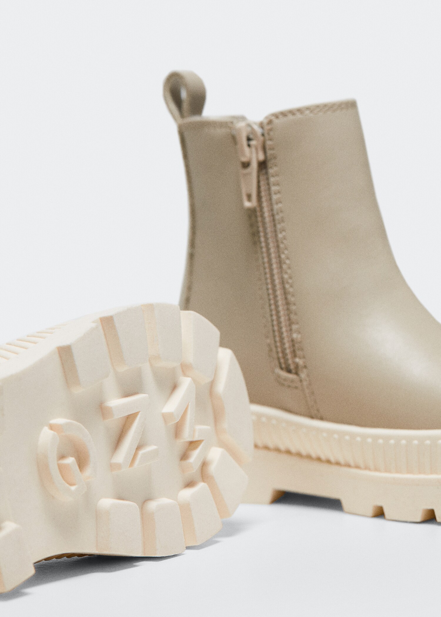 Contrast-sole ankle boots - Details of the article 2