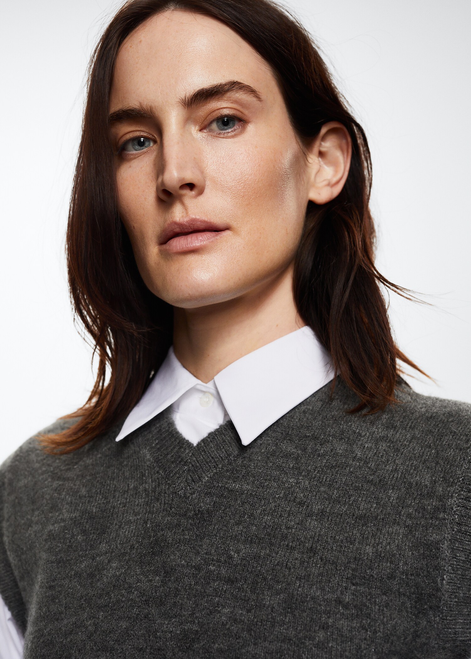 V-neck knitted gilet - Details of the article 1