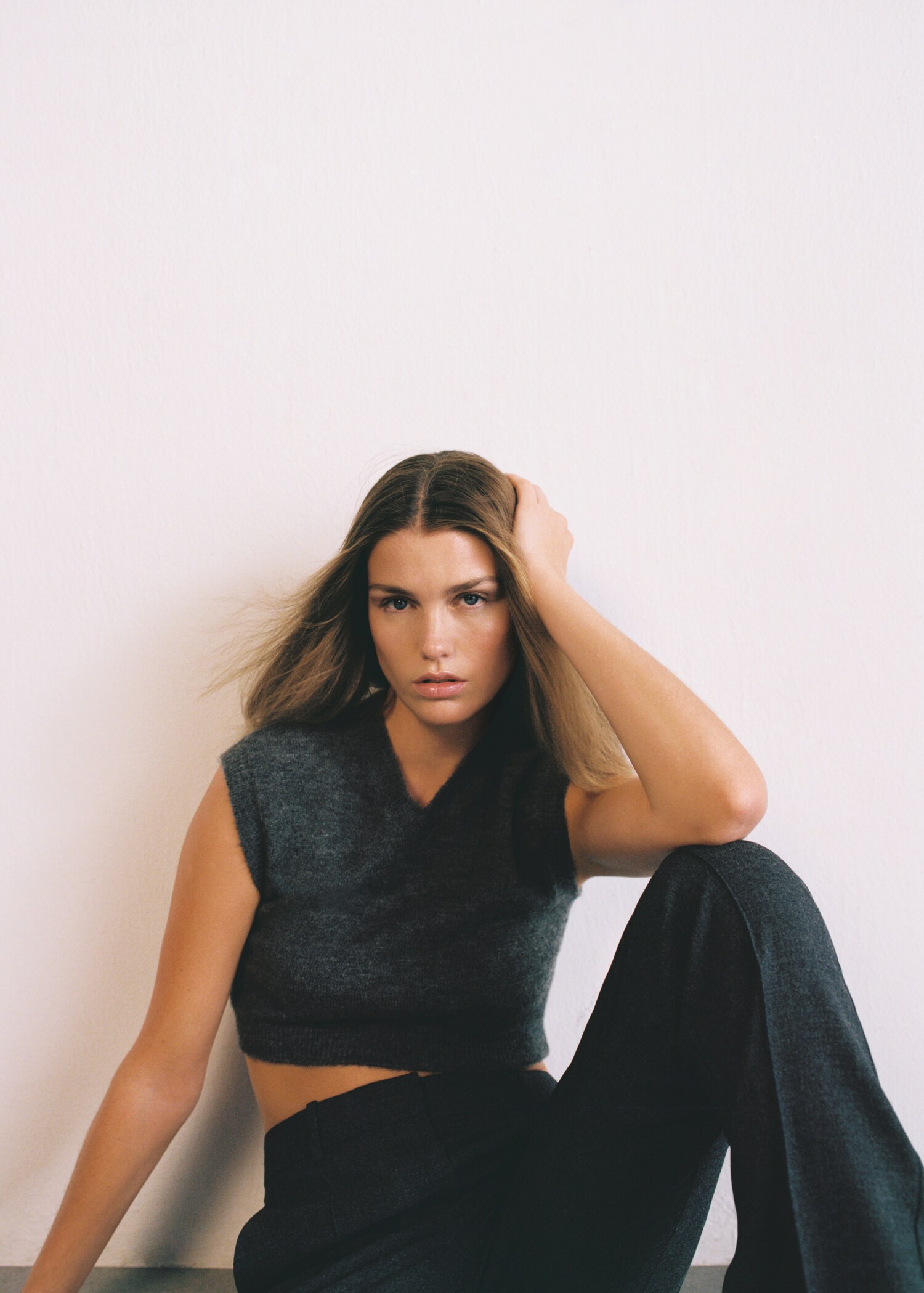 V-neck knitted gilet - Details of the article 6