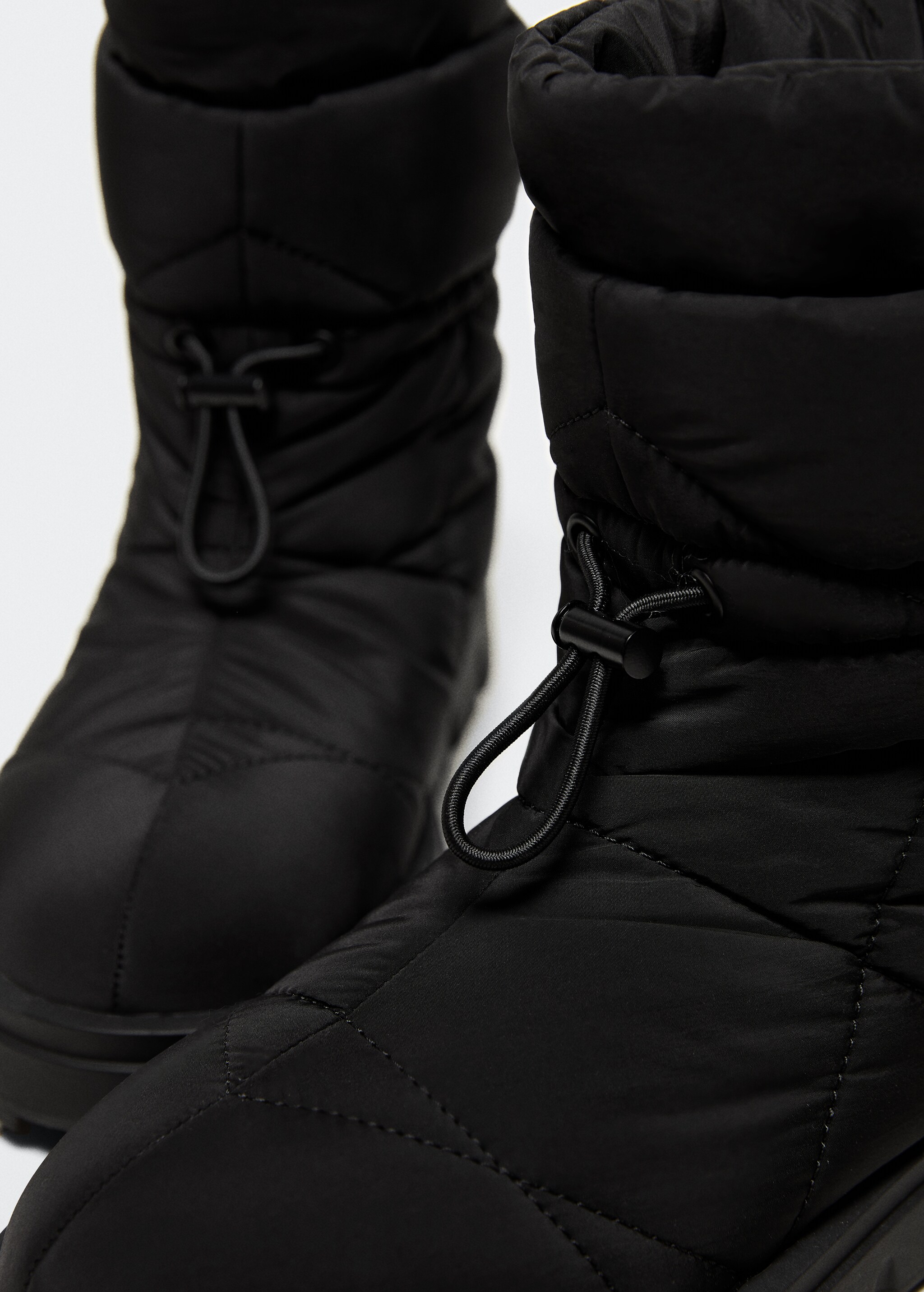 Padded boot with track sole - Details of the article 1