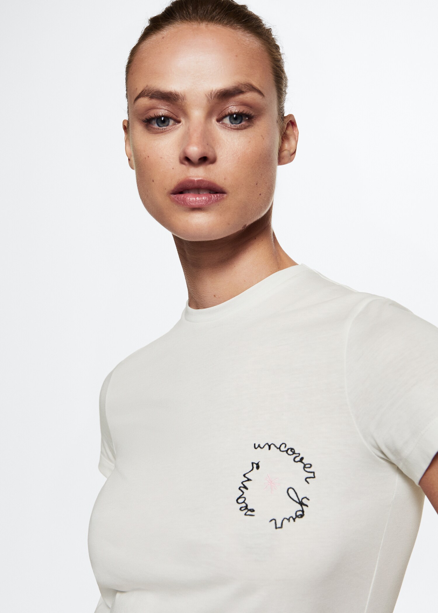 Solidarisk t-skjorte med brodert tekst - Artikkeldetalj 1