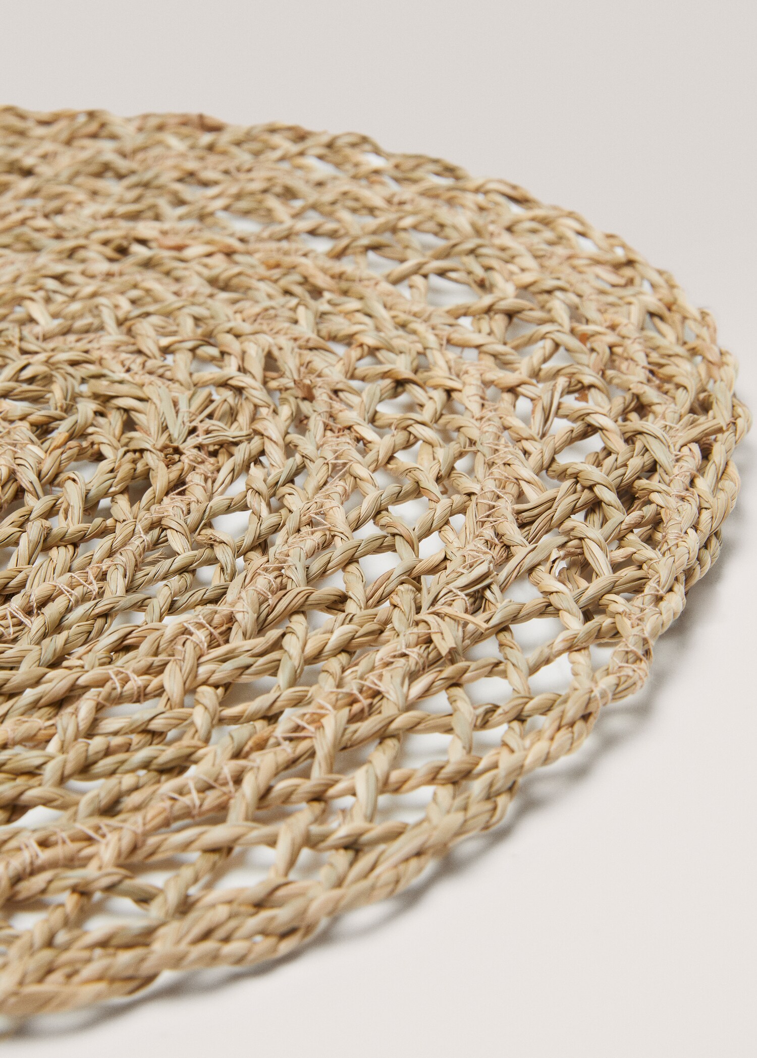 Natural fibre round placemat  - Medium plane