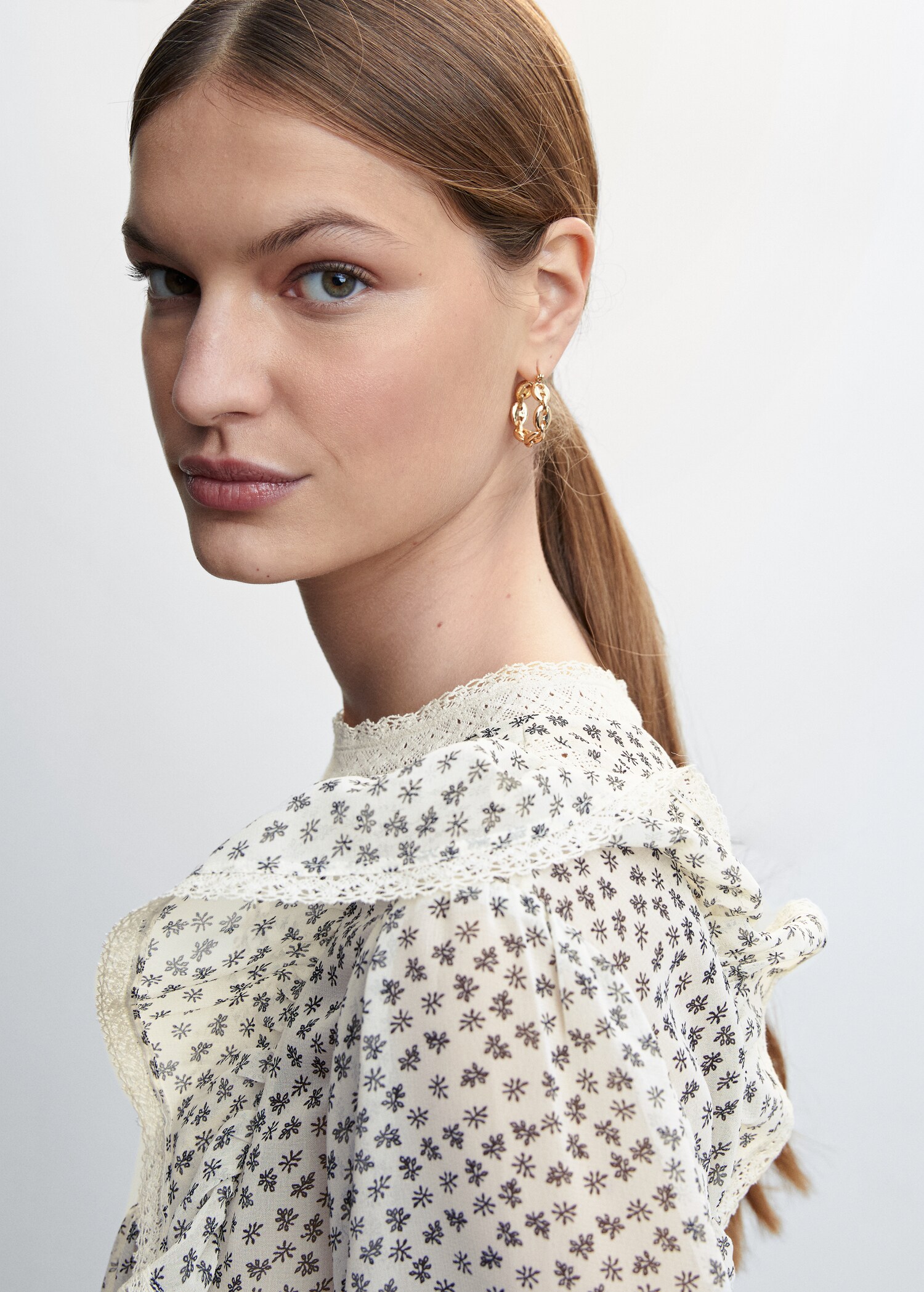Floral-print blouse with ruffles - Details of the article 1